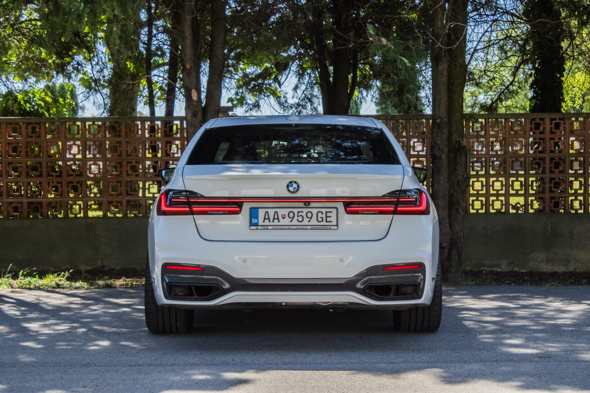 2019 BMW 750d, biela sedan, 105 849 km