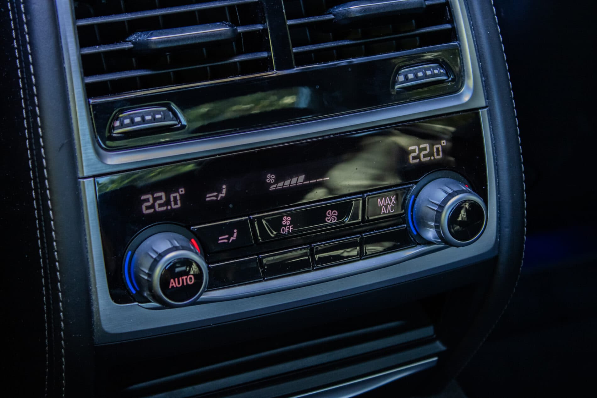 2019 BMW 750d, biela sedan, 105 849 km