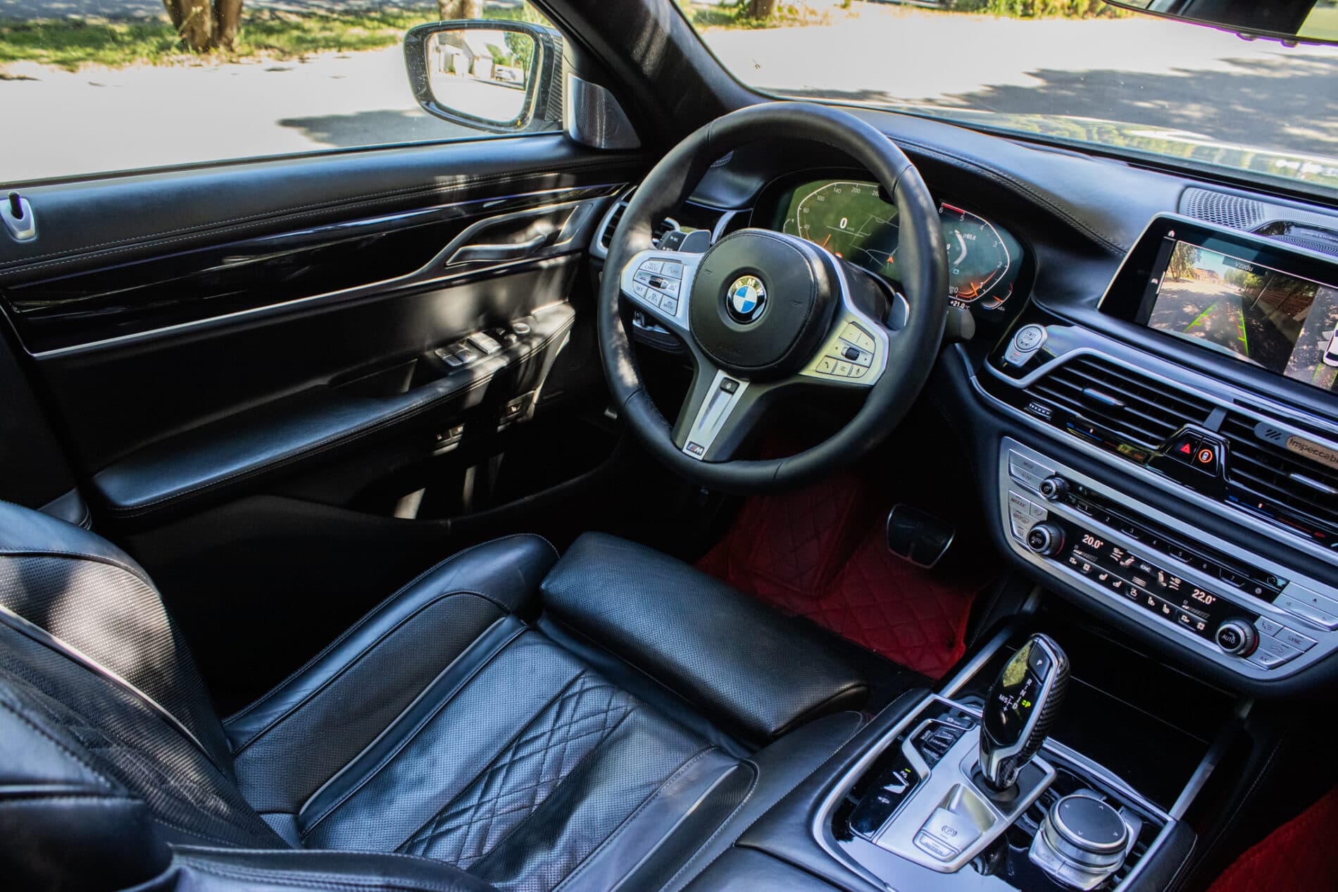 2019 BMW 750d, biela sedan, 105 849 km