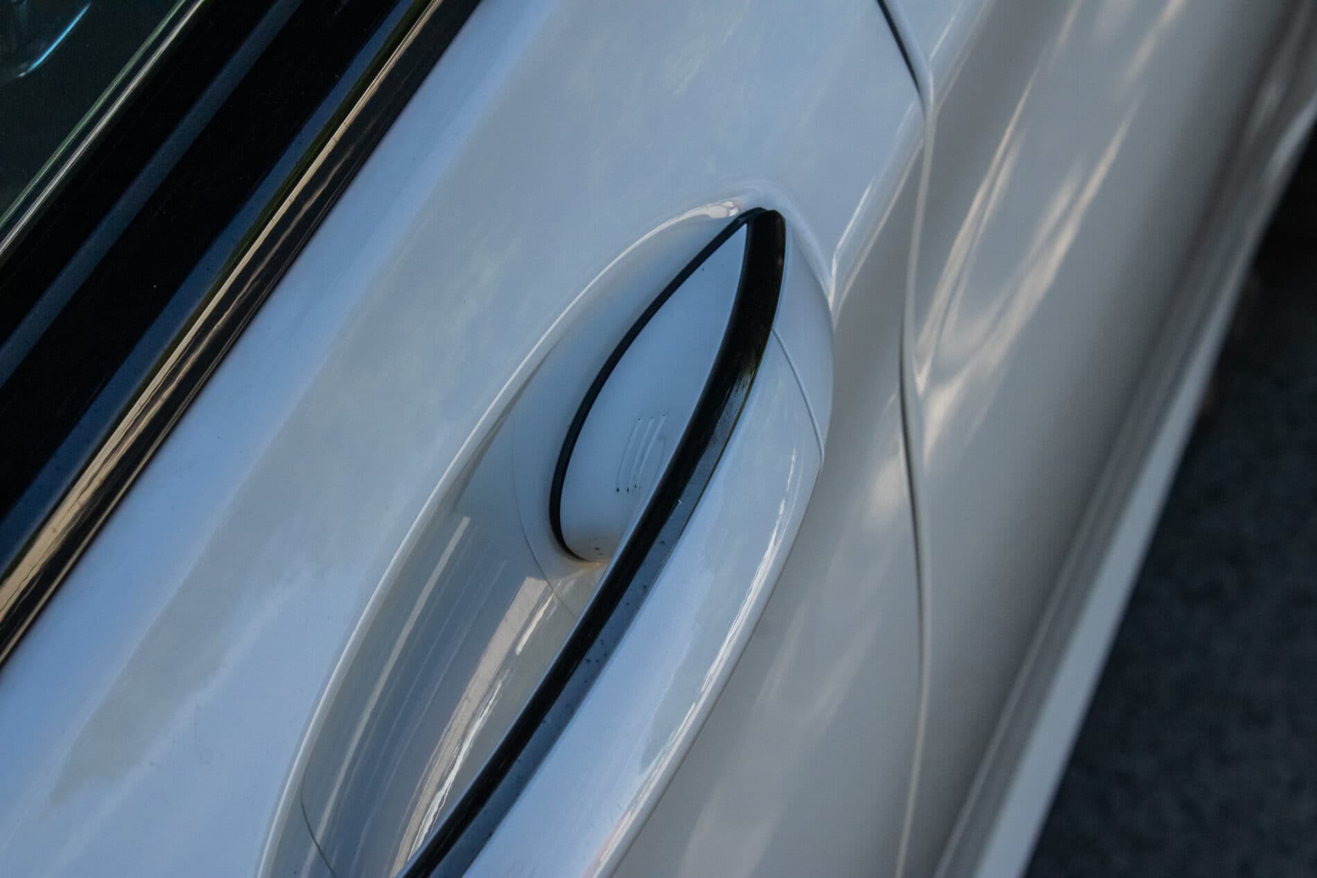 2019 BMW 750d, biela sedan, 105 849 km