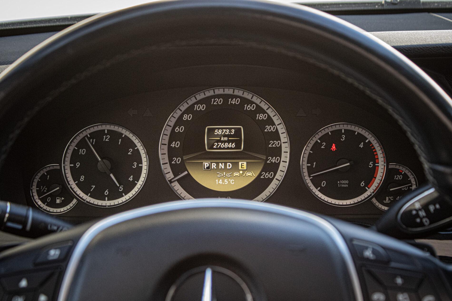 2011 Mercedes-Benz E 300 CDI, biela kombi, 276 846 km
