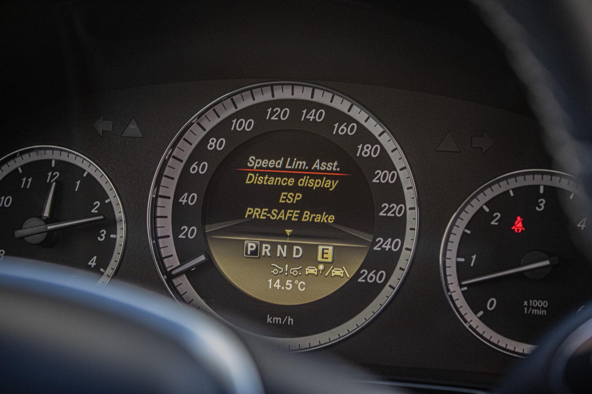 2011 Mercedes-Benz E 300 CDI, biela kombi, 276 846 km