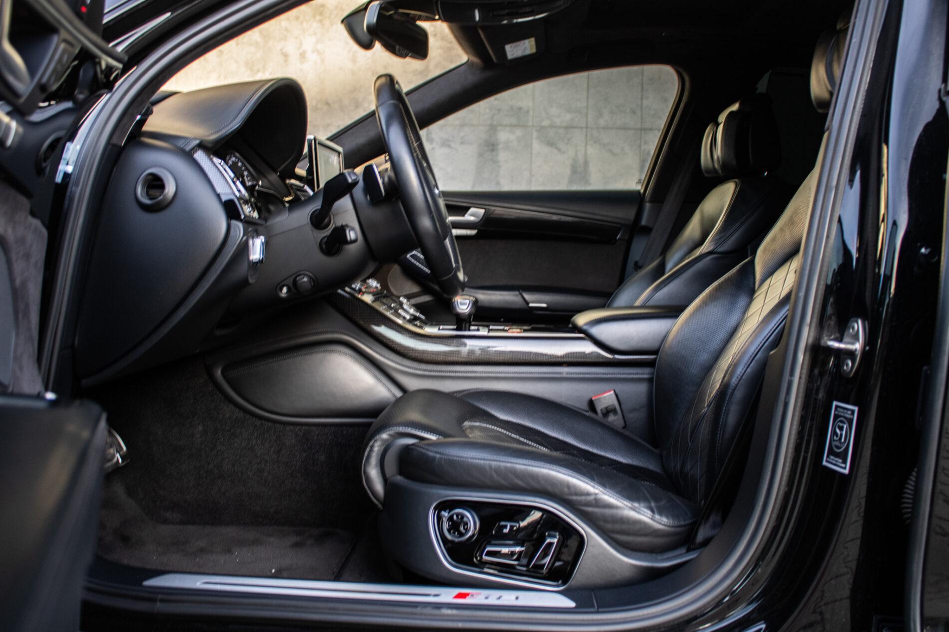 2017 AUDI S8, čierna sedan, 183 235 km