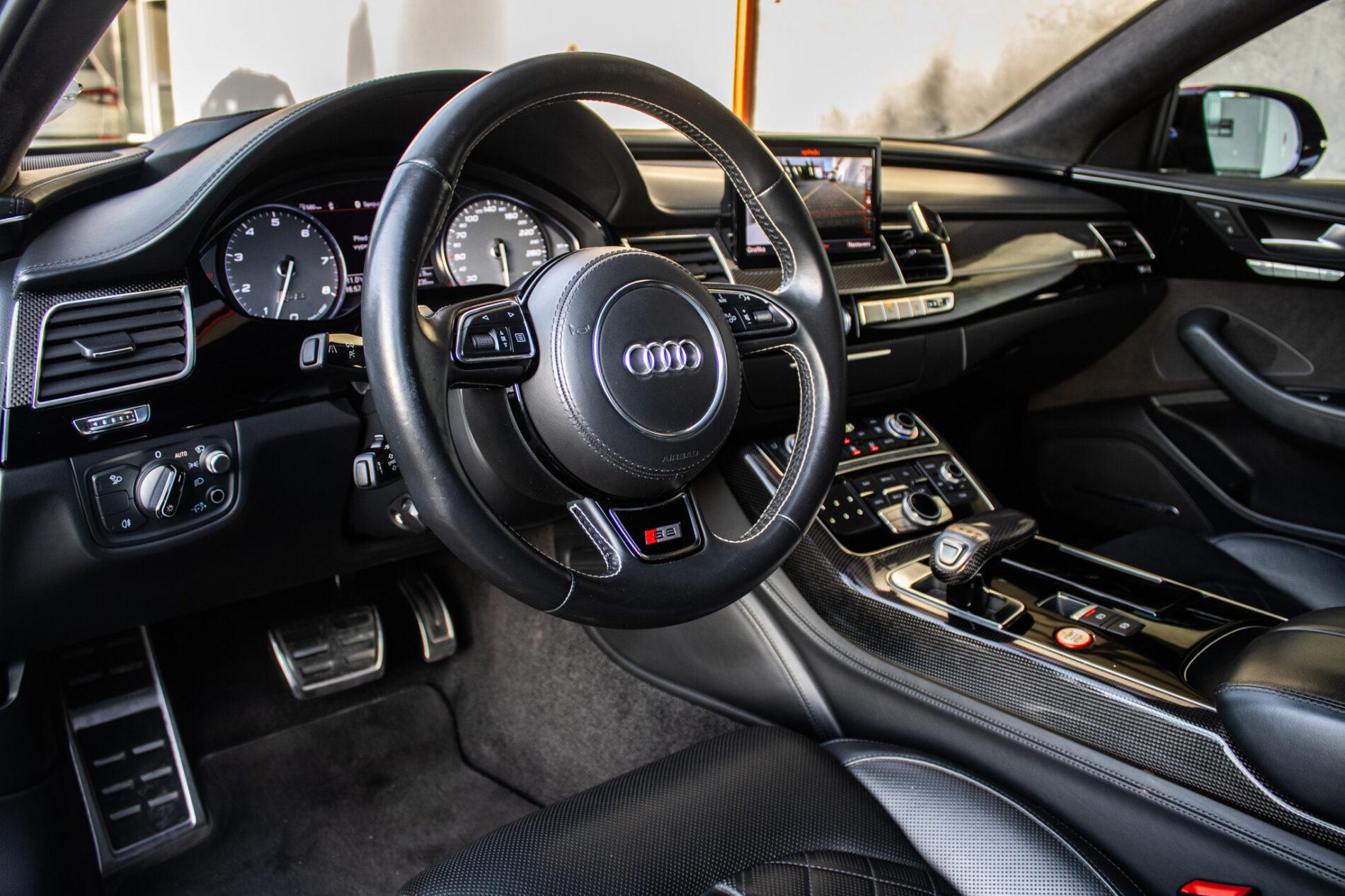 2017 AUDI S8, čierna sedan, 183 235 km
