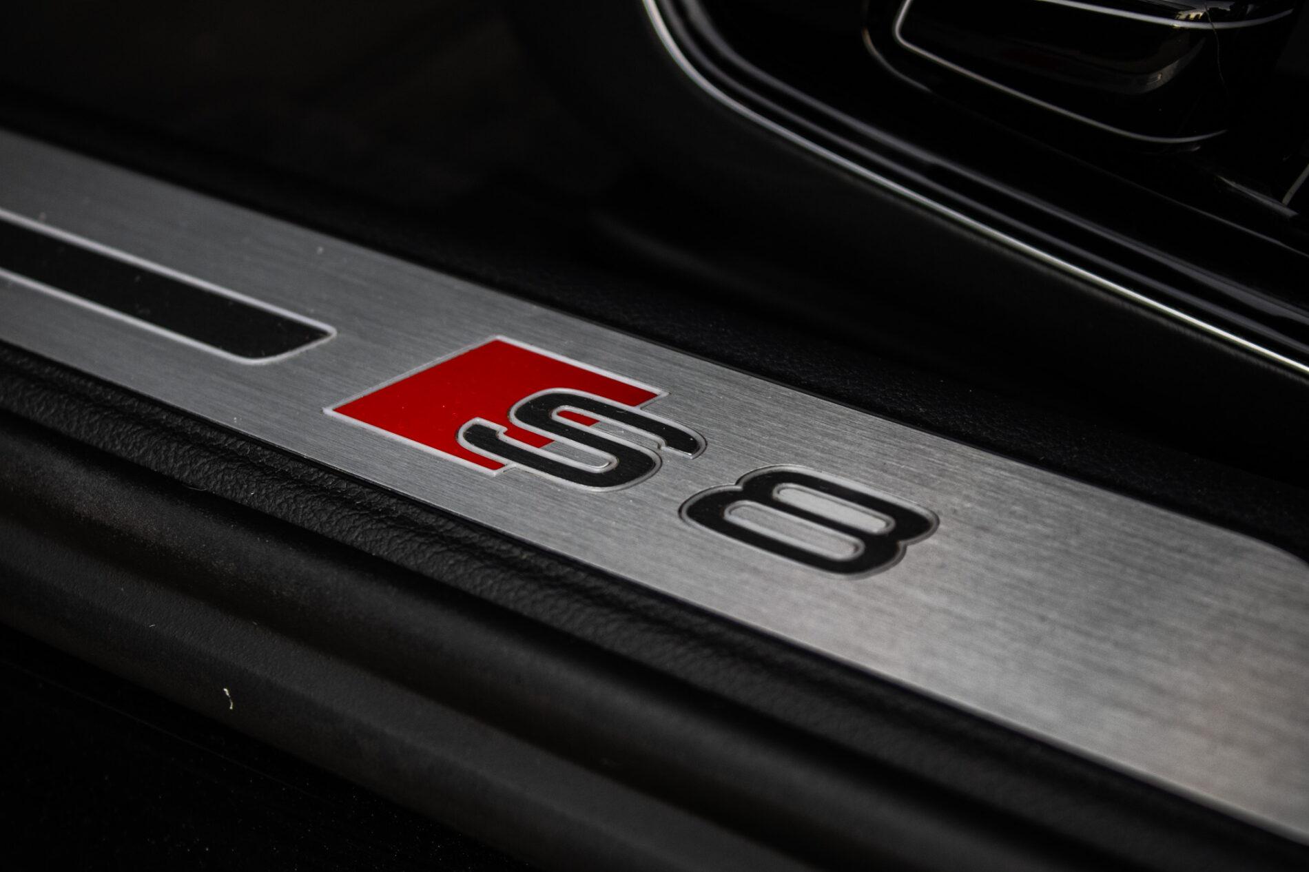 2017 AUDI S8, čierna sedan, 183 235 km