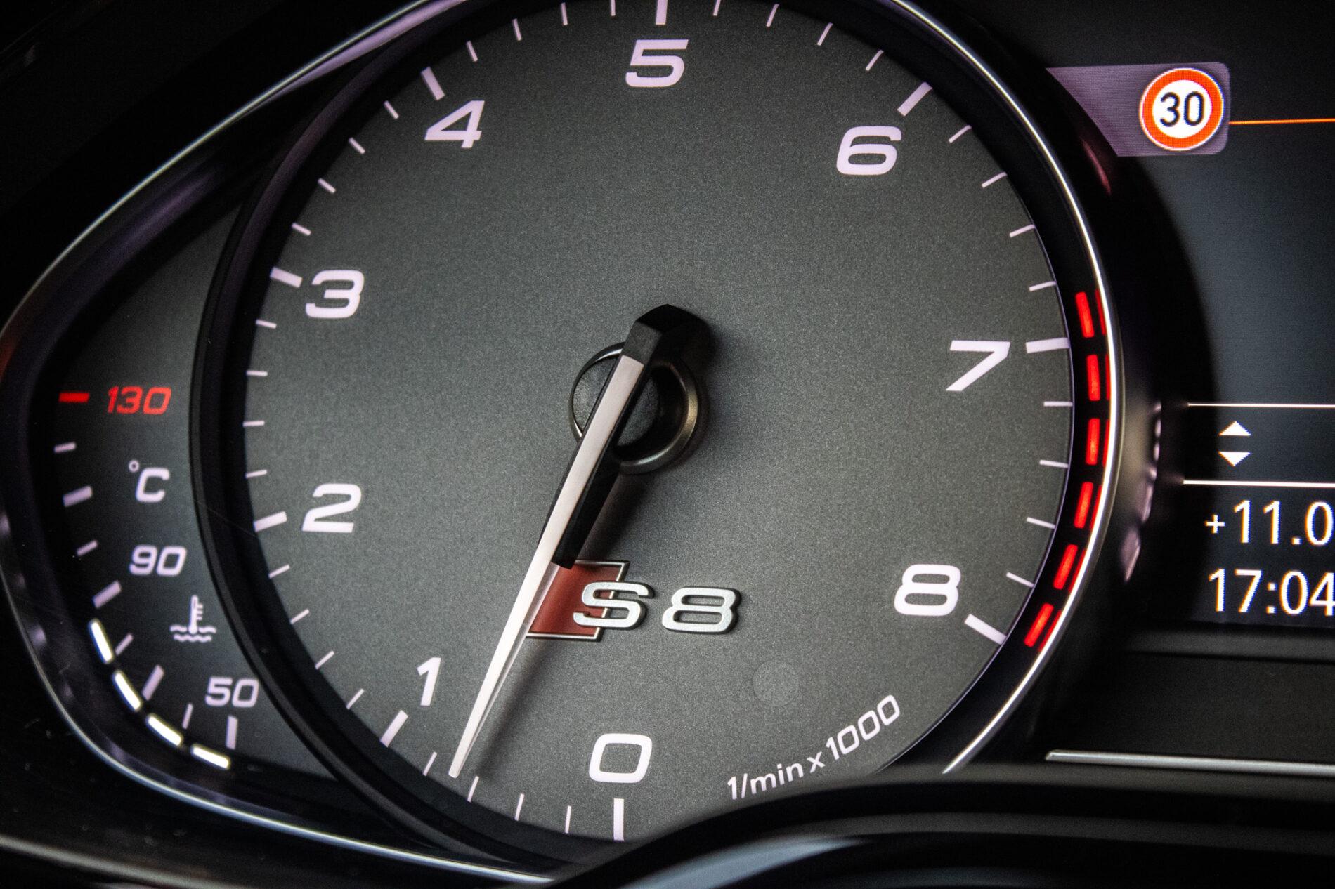 2017 AUDI S8, čierna sedan, 183 235 km