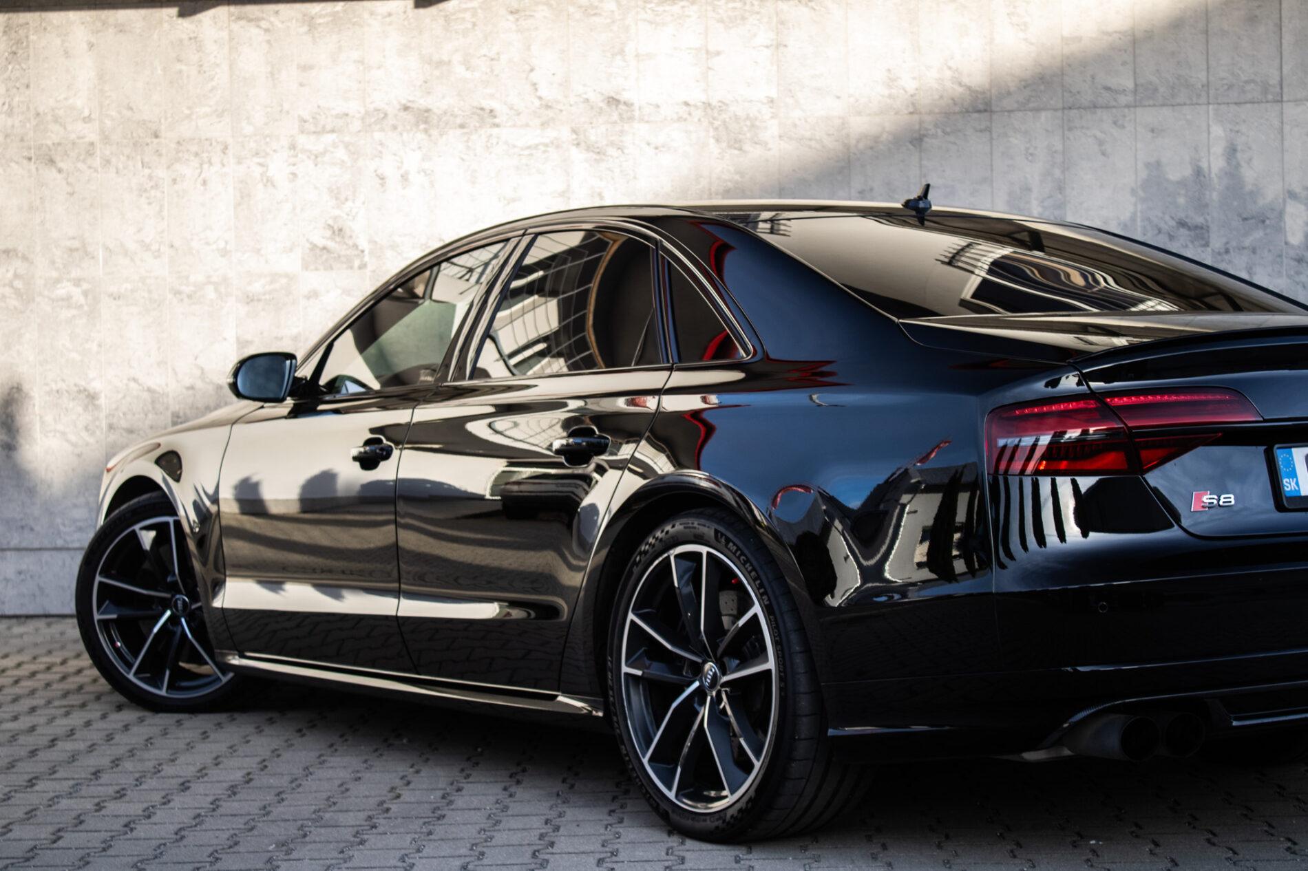 2017 AUDI S8, čierna sedan, 183 235 km