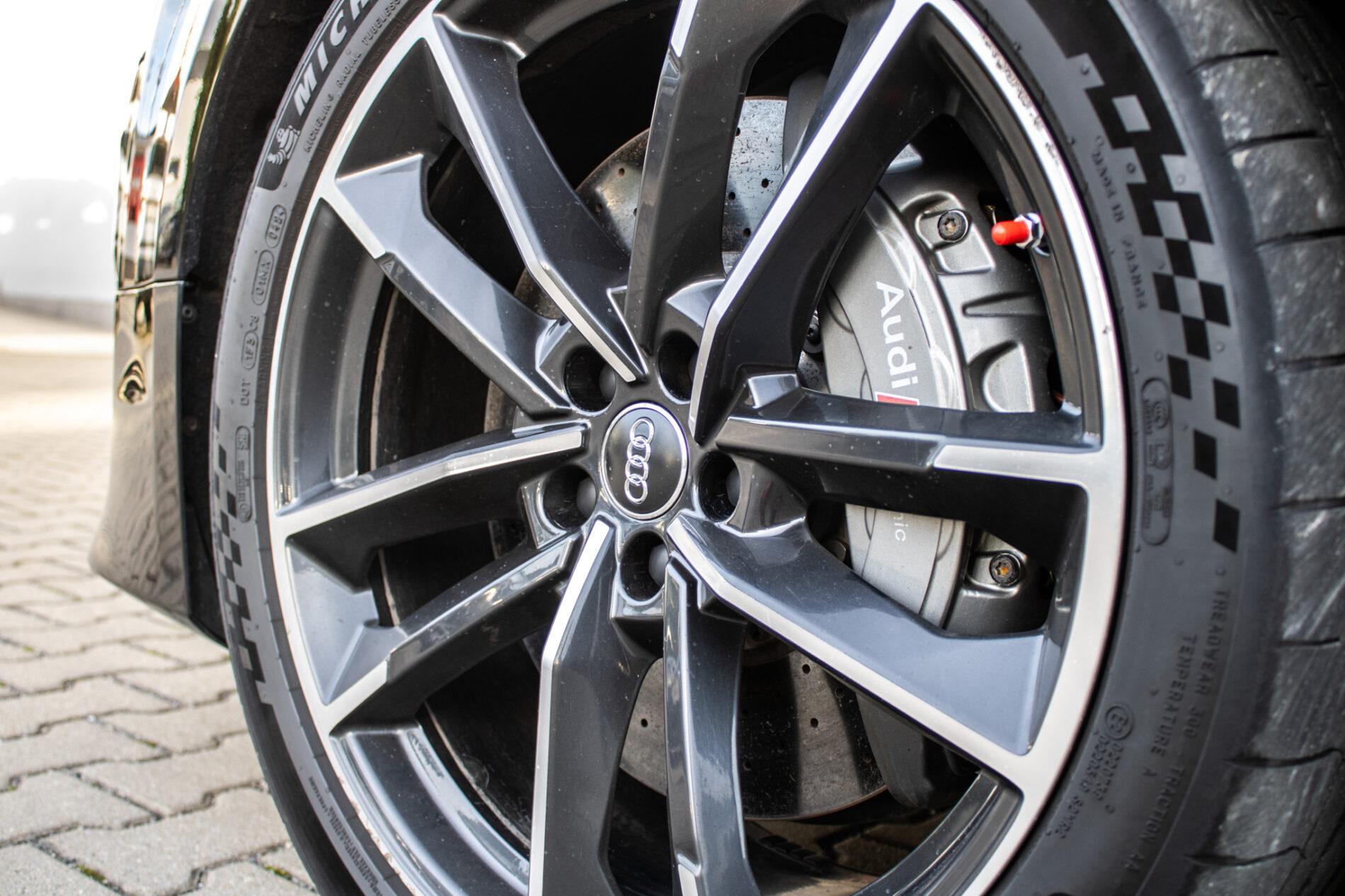 2017 AUDI S8, čierna sedan, 183 235 km