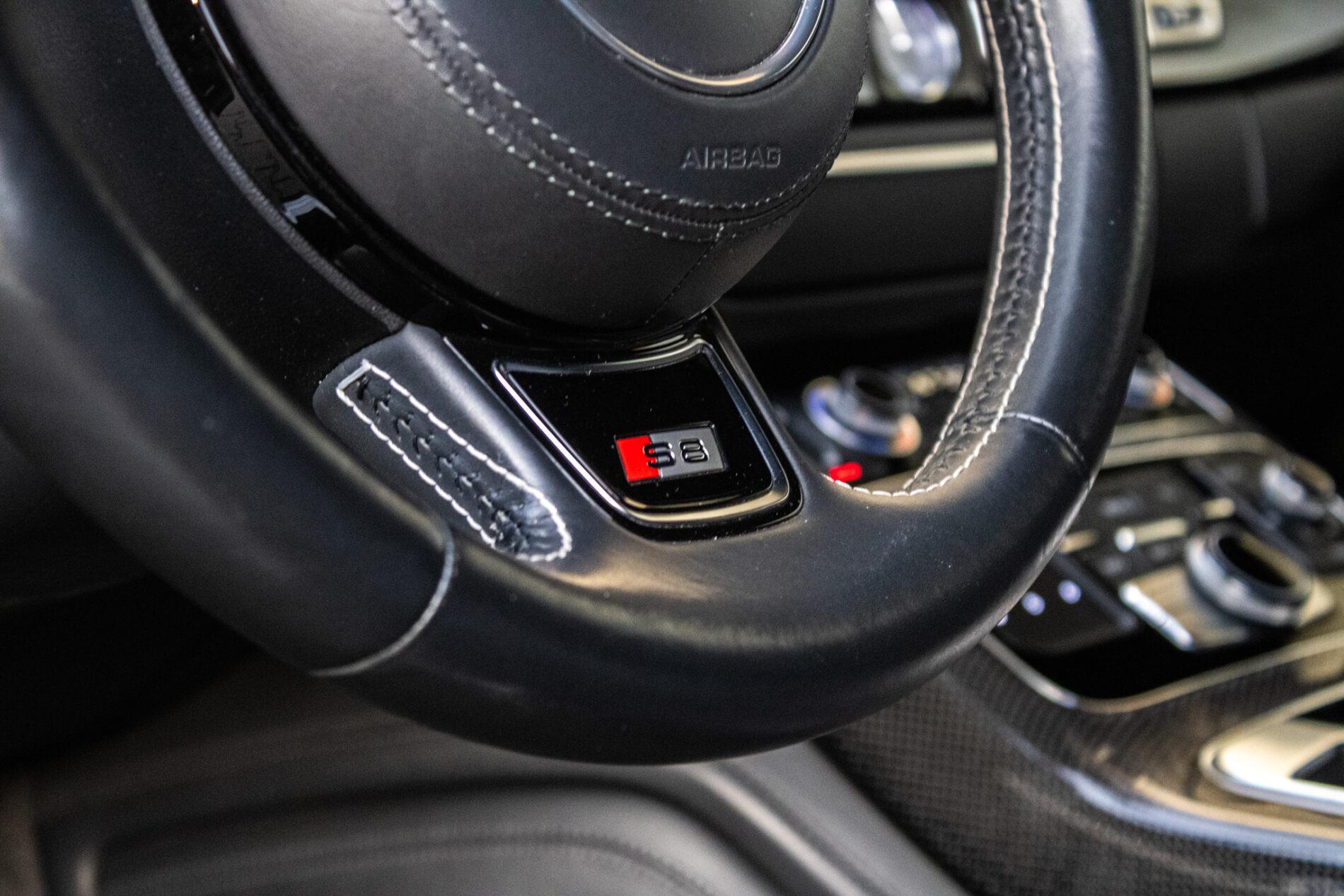 2017 AUDI S8, čierna sedan, 183 235 km