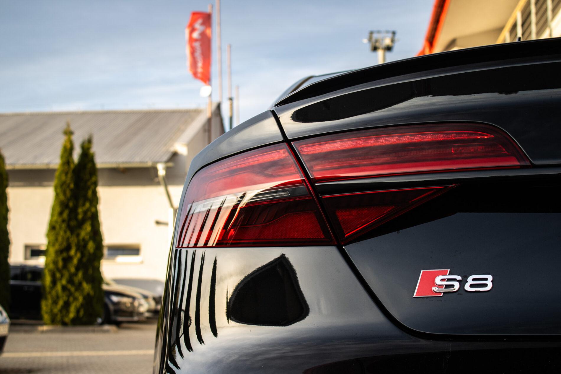 2017 AUDI S8, čierna sedan, 183 235 km