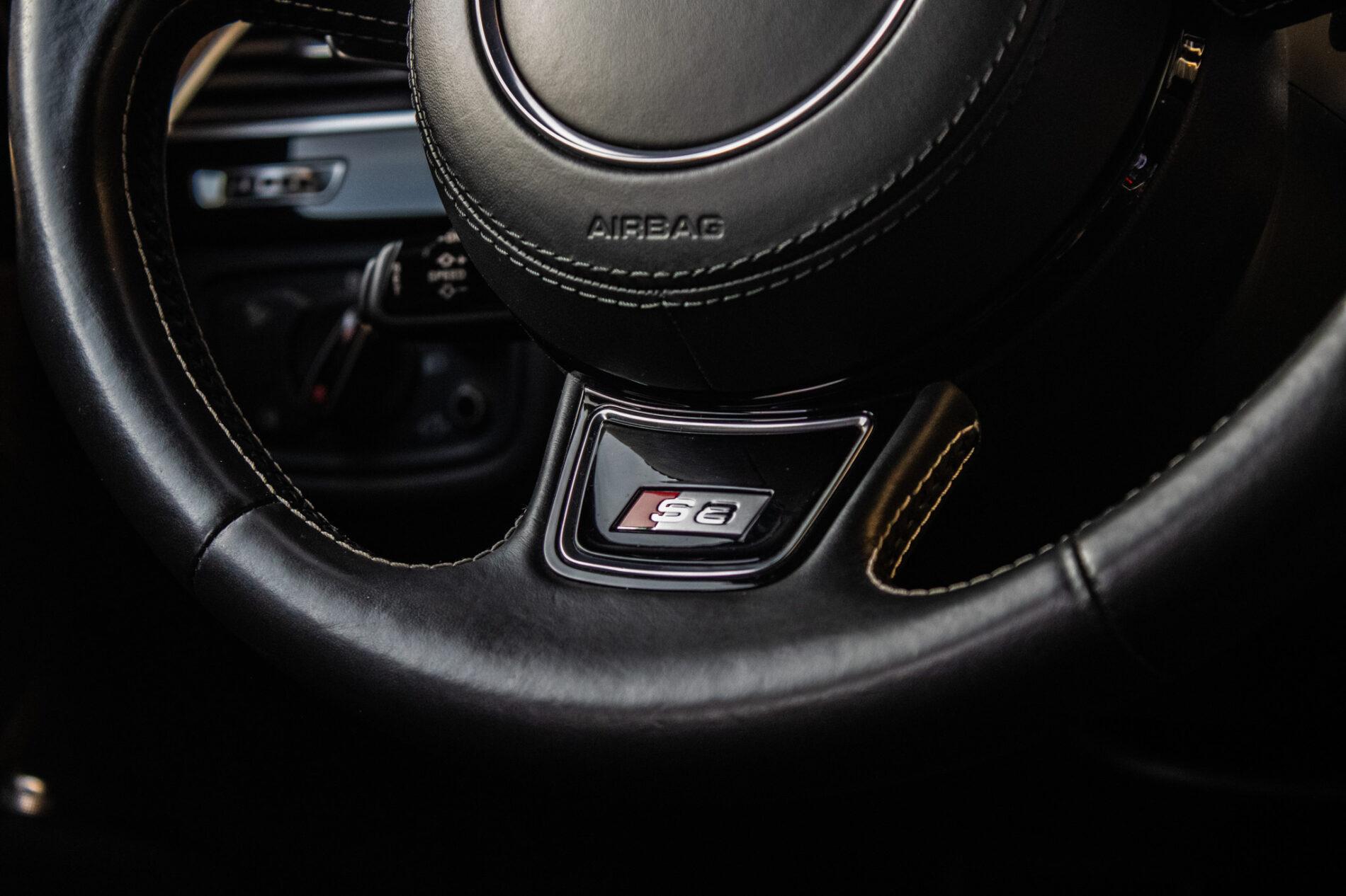 2017 AUDI S8, čierna sedan, 183 235 km