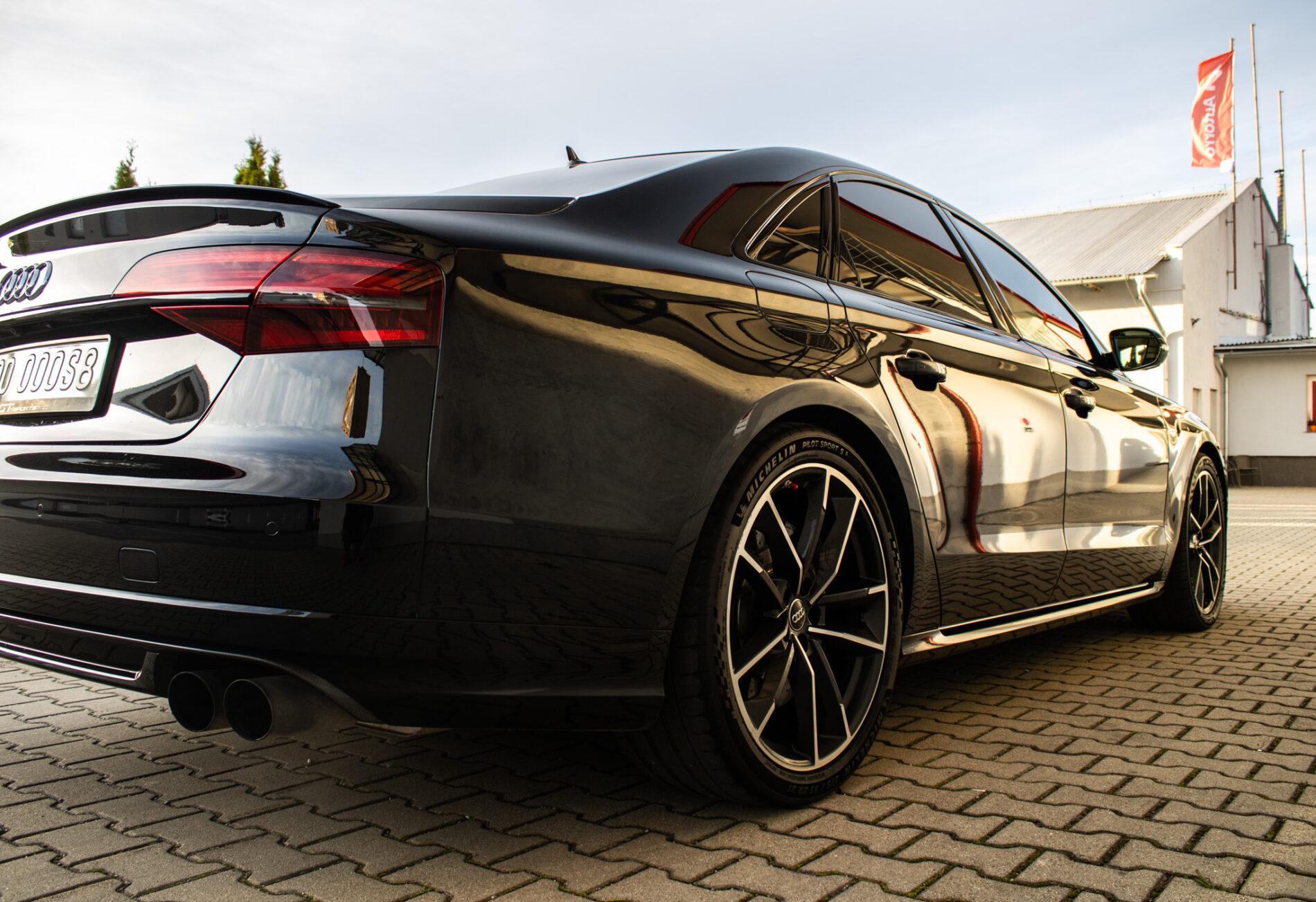2017 AUDI S8, čierna sedan, 183 235 km