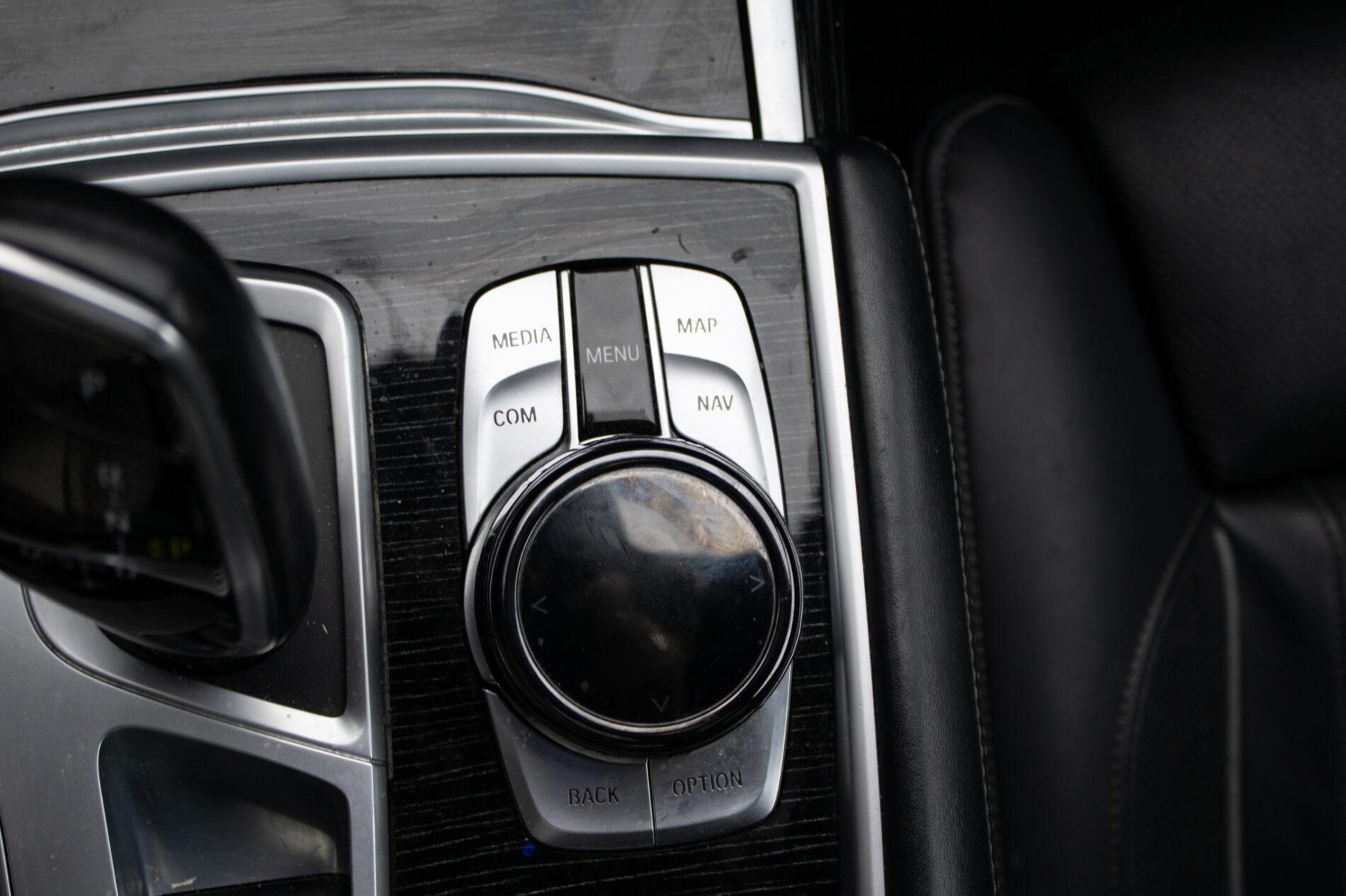 2017 BMW 740d, sivá sedan, 199 355 km