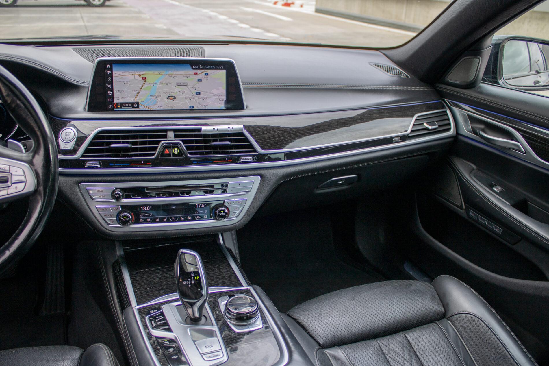 2017 BMW 740d, sivá sedan, 199 355 km