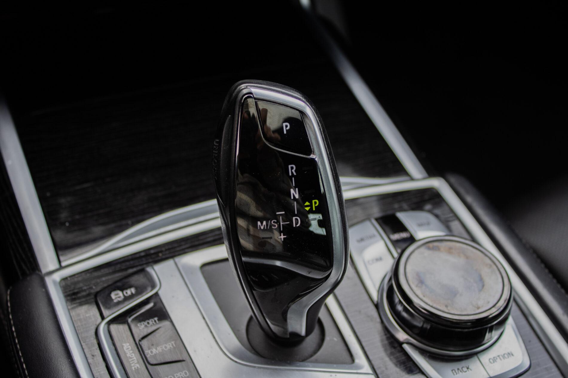 2017 BMW 740d, sivá sedan, 199 355 km