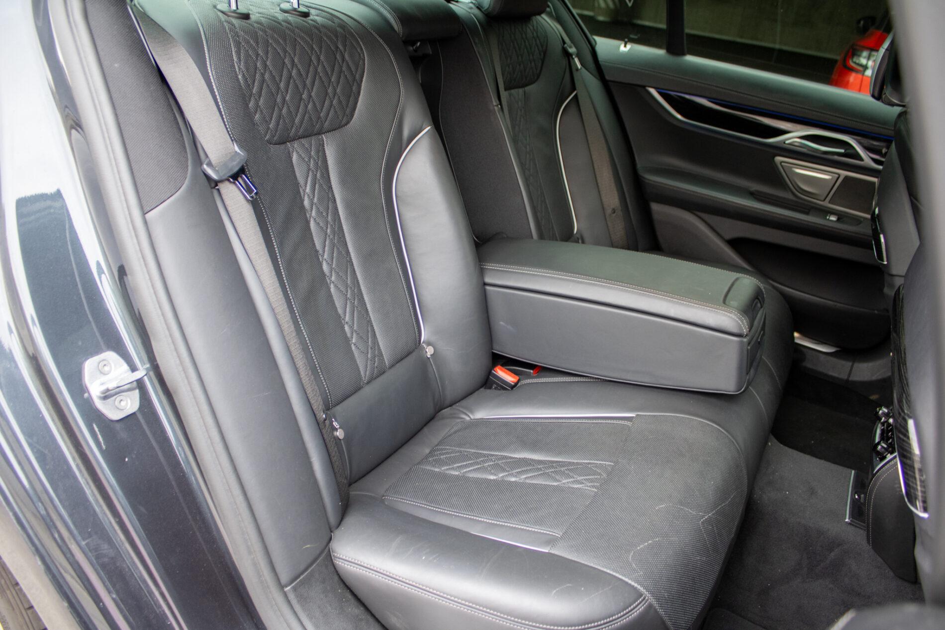 2017 BMW 740d, sivá sedan, 199 355 km