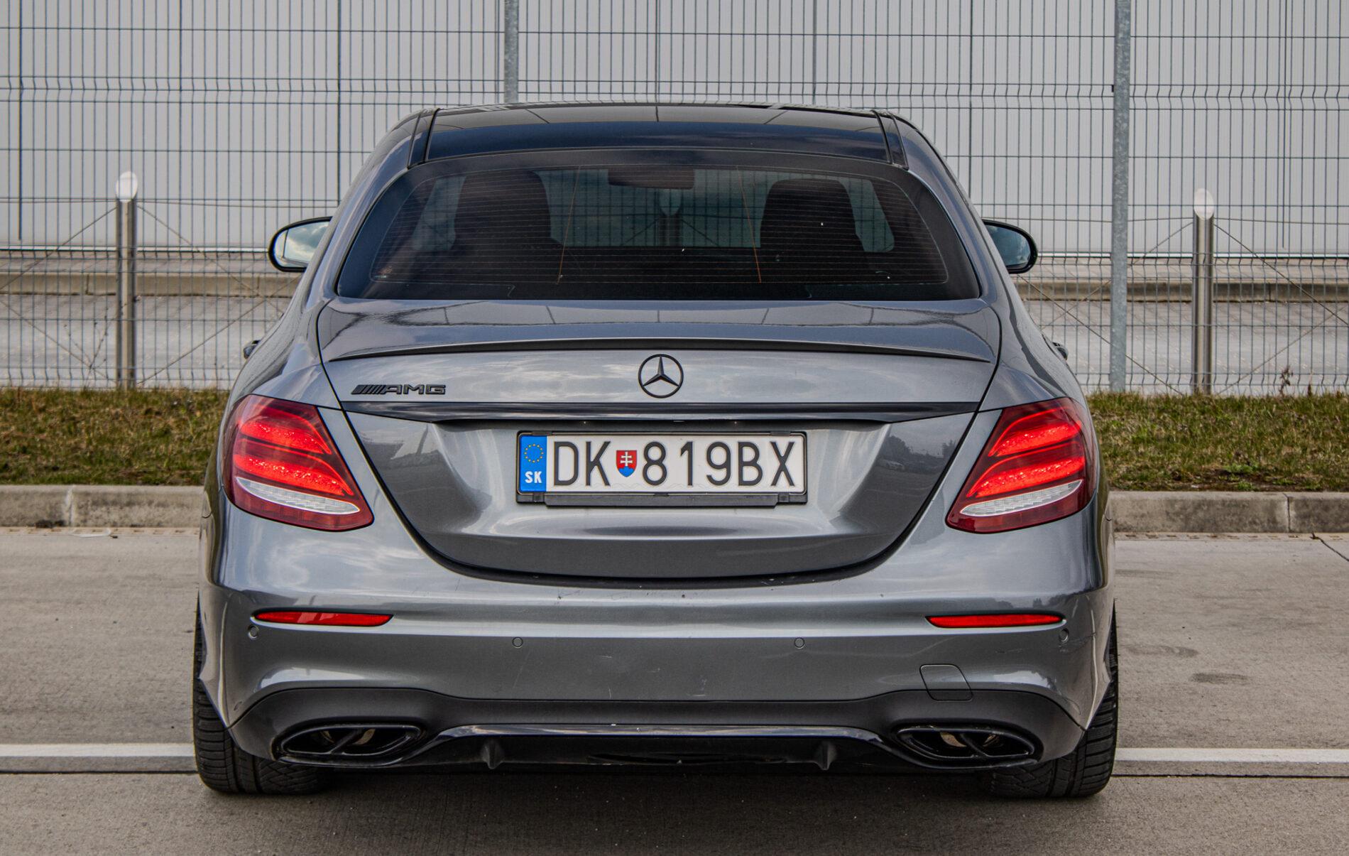 2017 Mercedes-Benz E 43 AMG, sivá sedan, 156 800 km