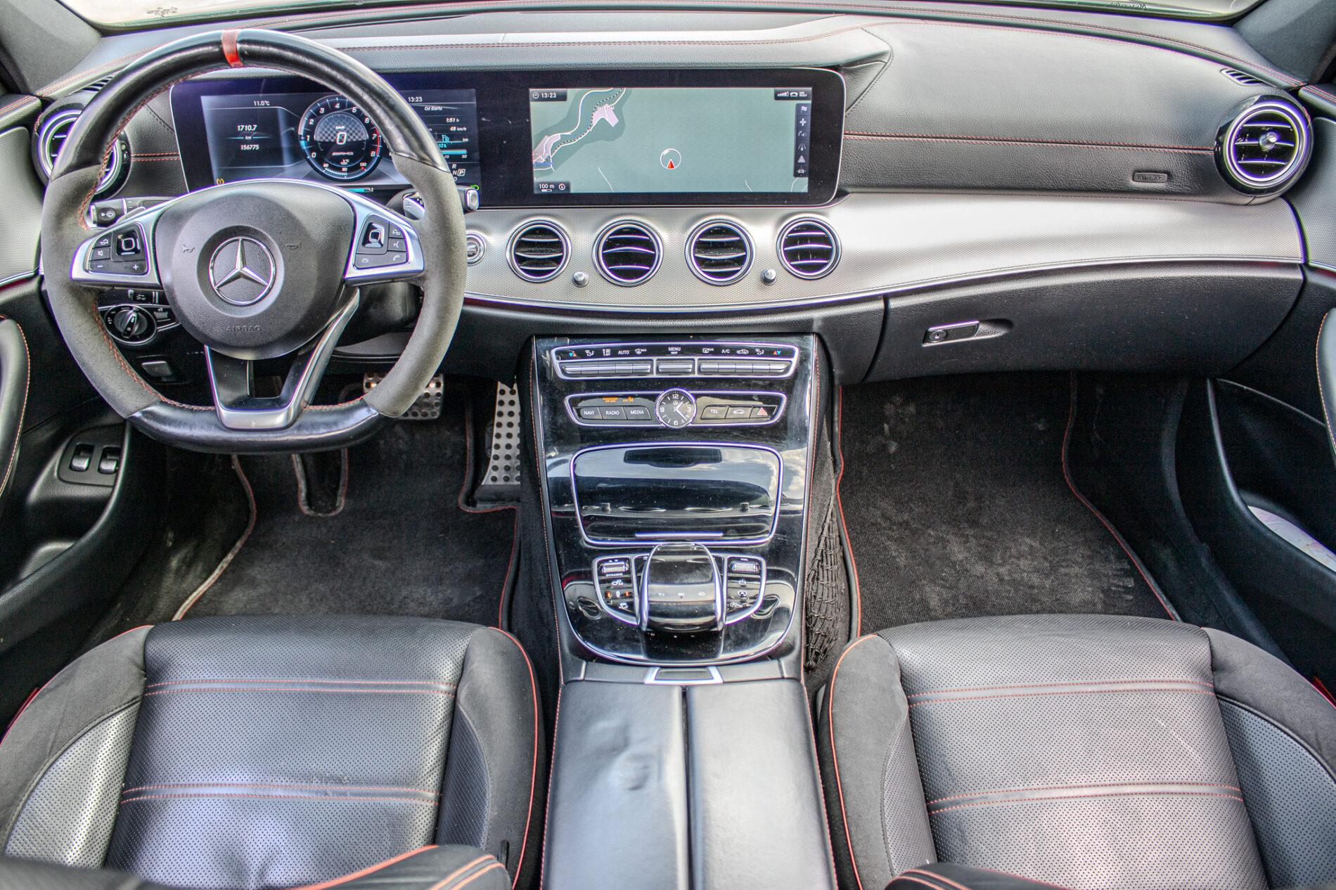 2017 Mercedes-Benz E 43 AMG, sivá sedan, 156 800 km
