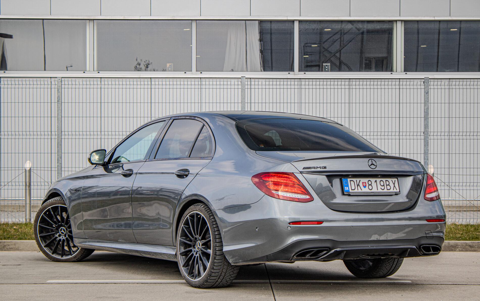 2017 Mercedes-Benz E 43 AMG, sivá sedan, 156 800 km