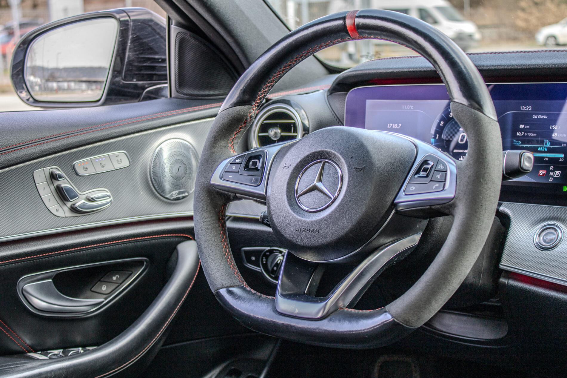 2017 Mercedes-Benz E 43 AMG, sivá sedan, 156 800 km