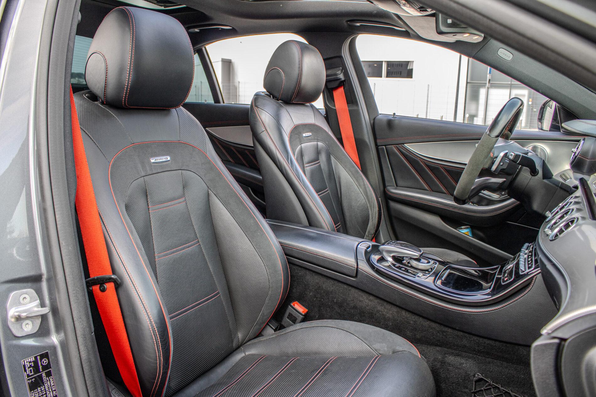 2017 Mercedes-Benz E 43 AMG, sivá sedan, 156 800 km