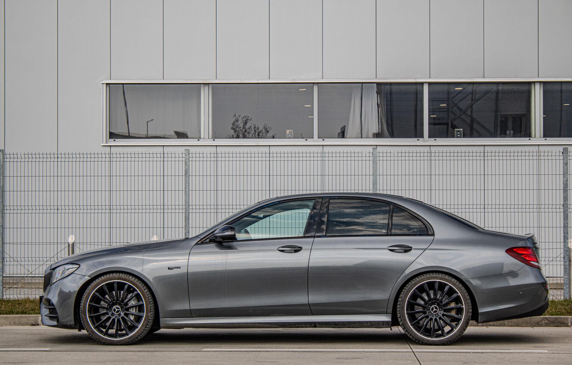2017 Mercedes-Benz E 43 AMG, sivá sedan, 156 800 km