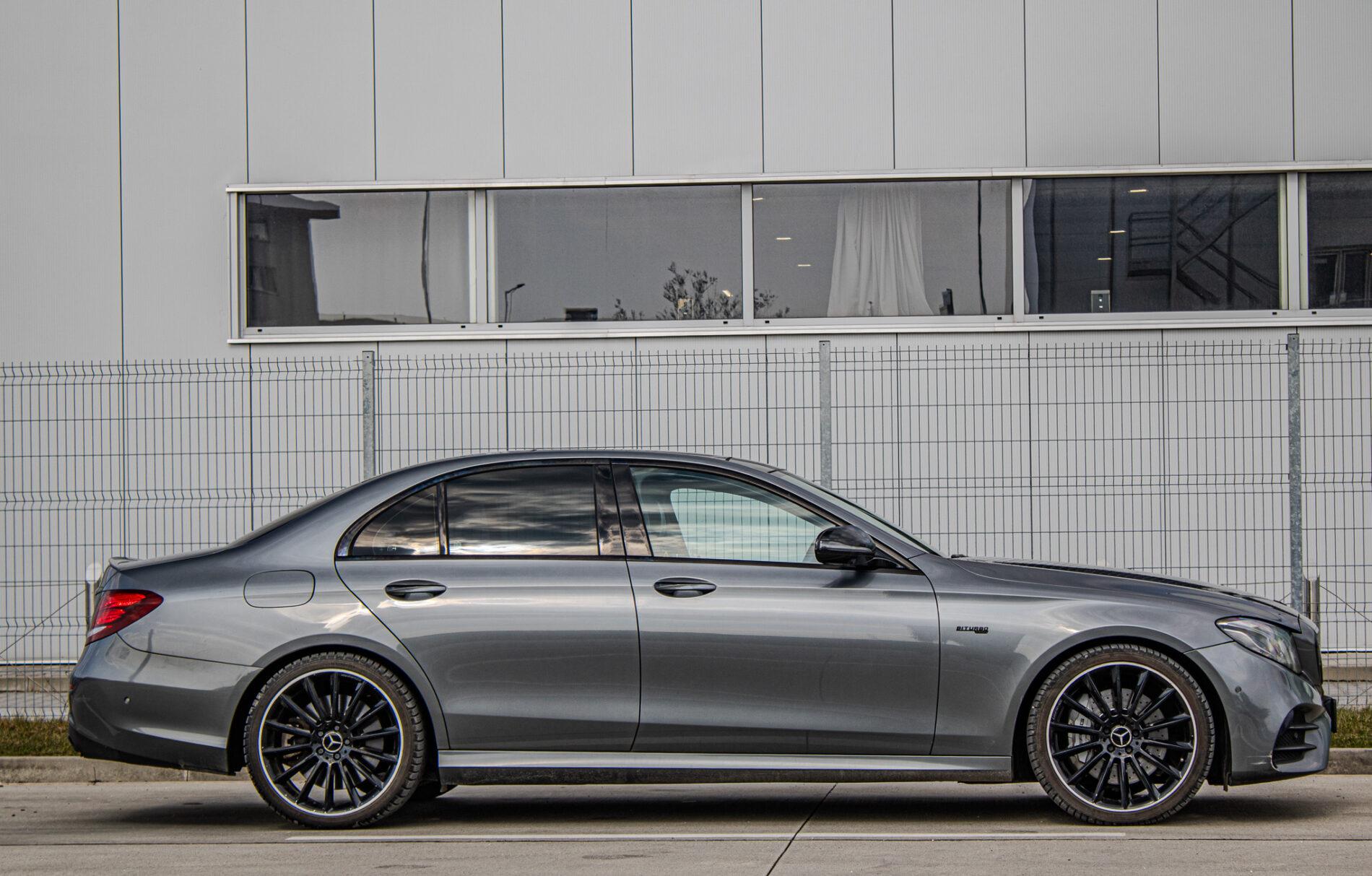 2017 Mercedes-Benz E 43 AMG, sivá sedan, 156 800 km