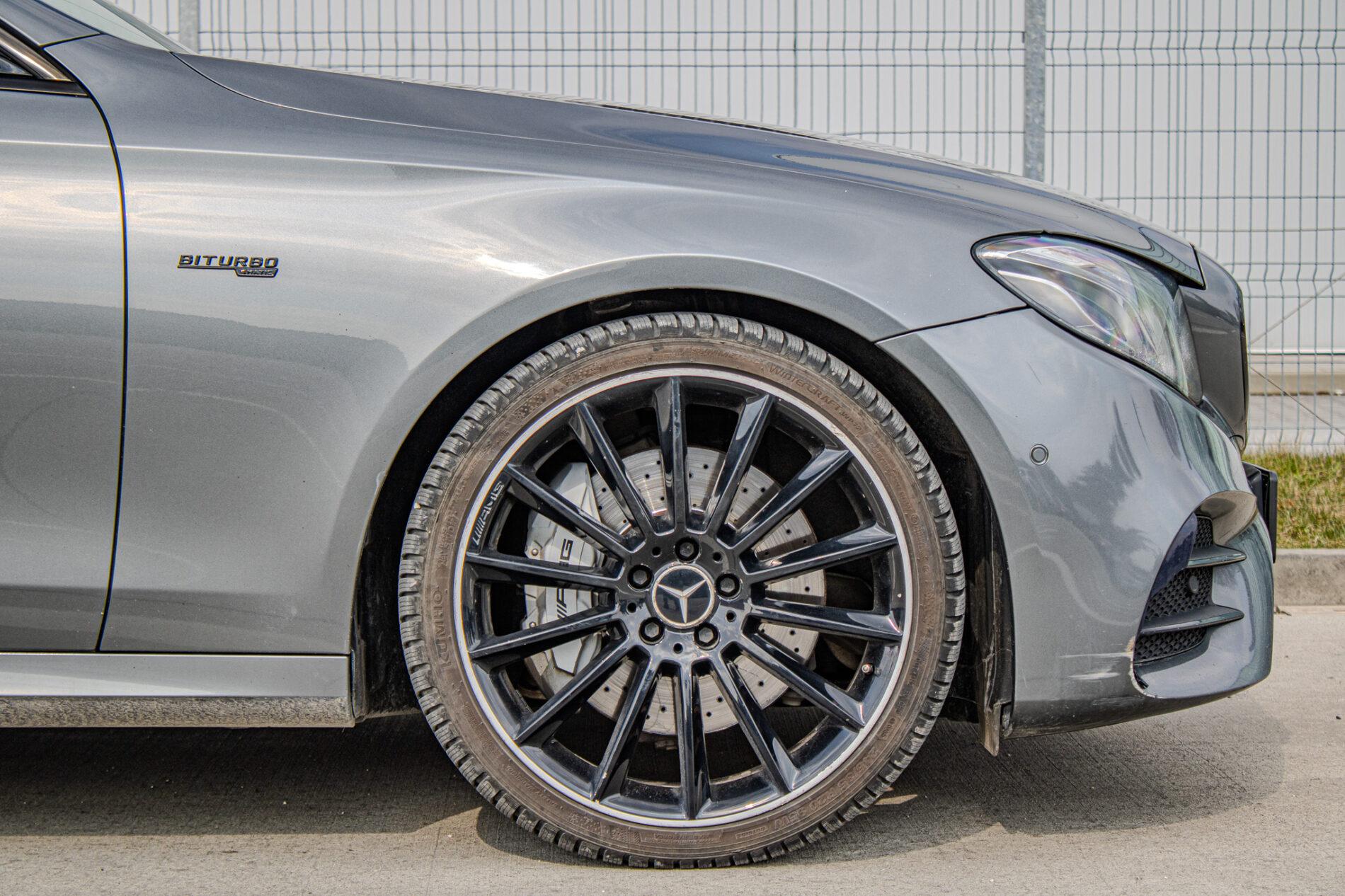 2017 Mercedes-Benz E 43 AMG, sivá sedan, 156 800 km