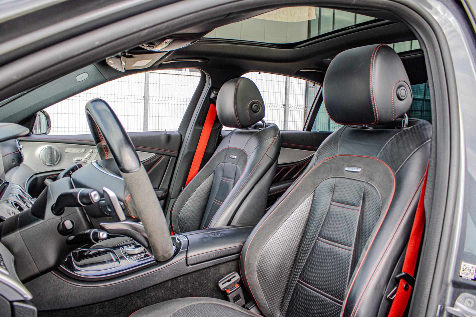 2017 Mercedes-Benz E 43 AMG, sivá sedan, 156 800 km