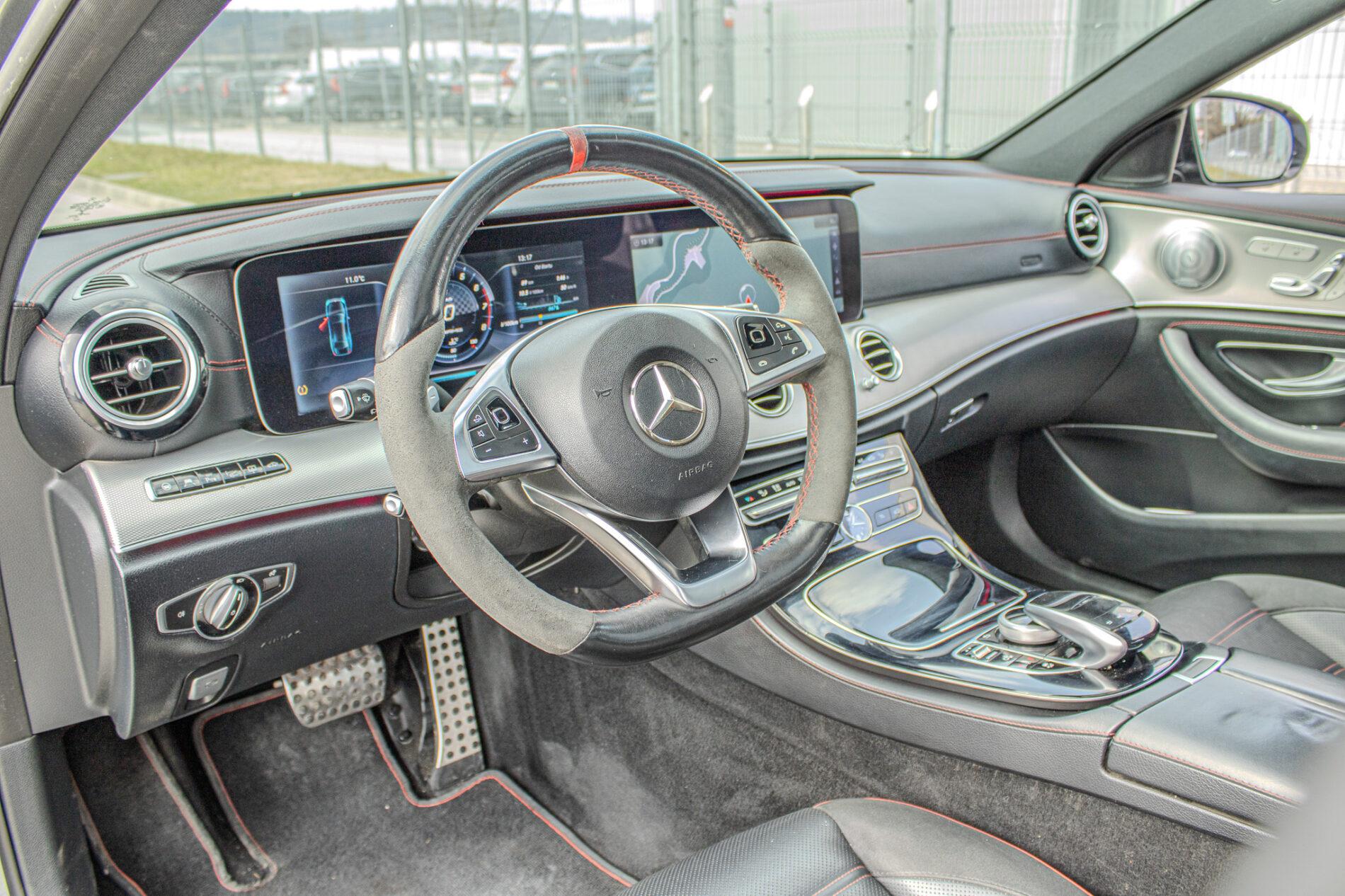 2017 Mercedes-Benz E 43 AMG, sivá sedan, 156 800 km