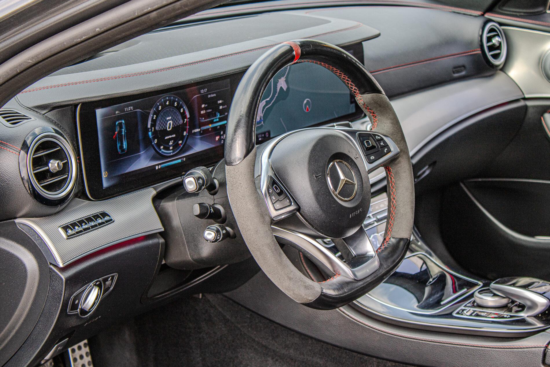 2017 Mercedes-Benz E 43 AMG, sivá sedan, 156 800 km