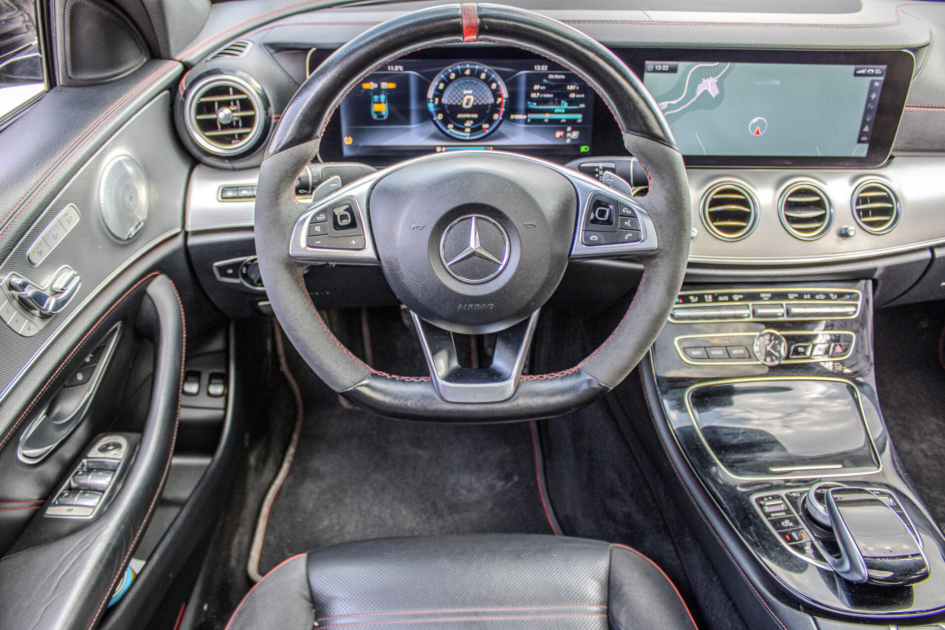 2017 Mercedes-Benz E 43 AMG, sivá sedan, 156 800 km