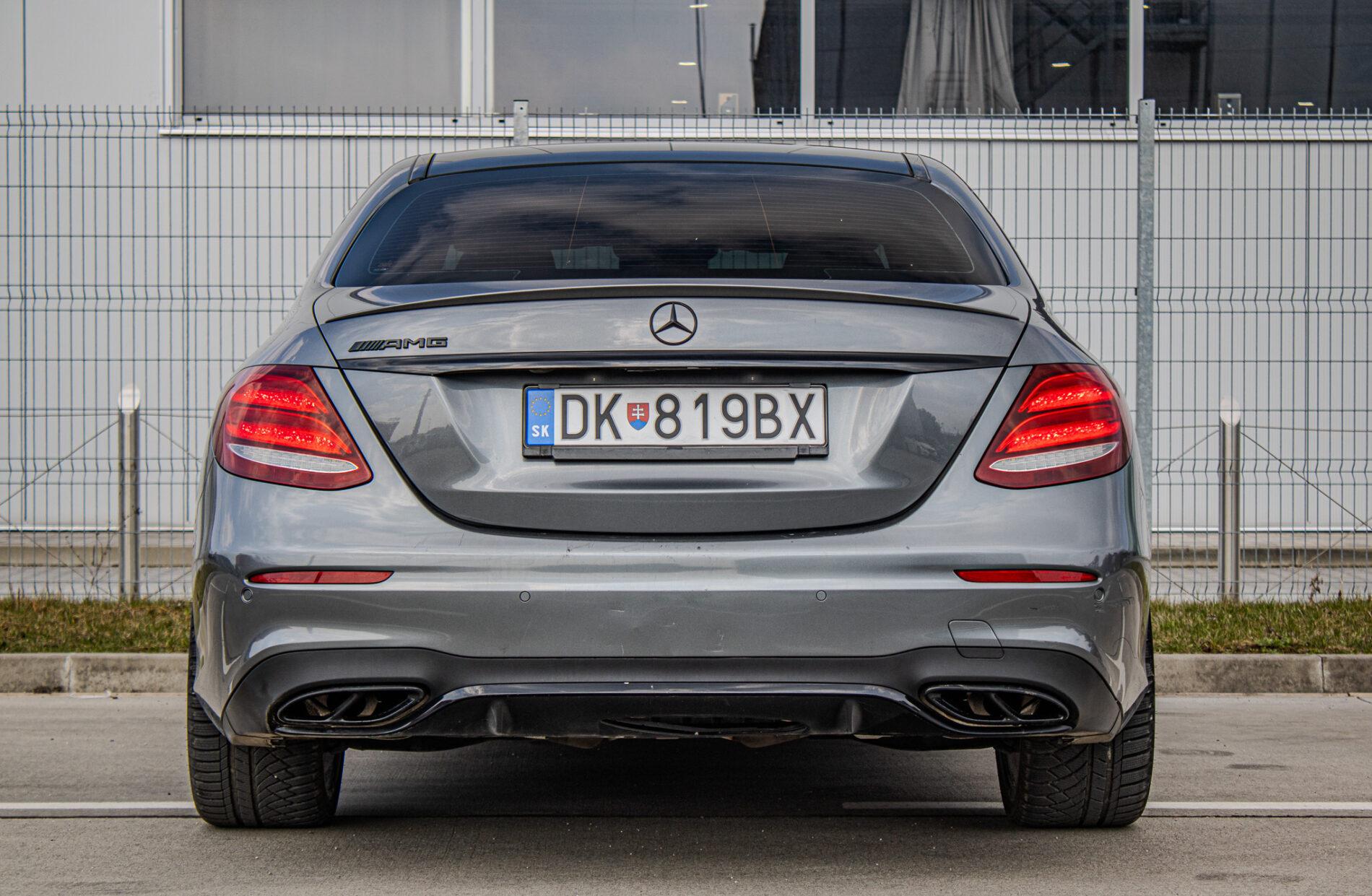 2017 Mercedes-Benz E 43 AMG, sivá sedan, 156 800 km