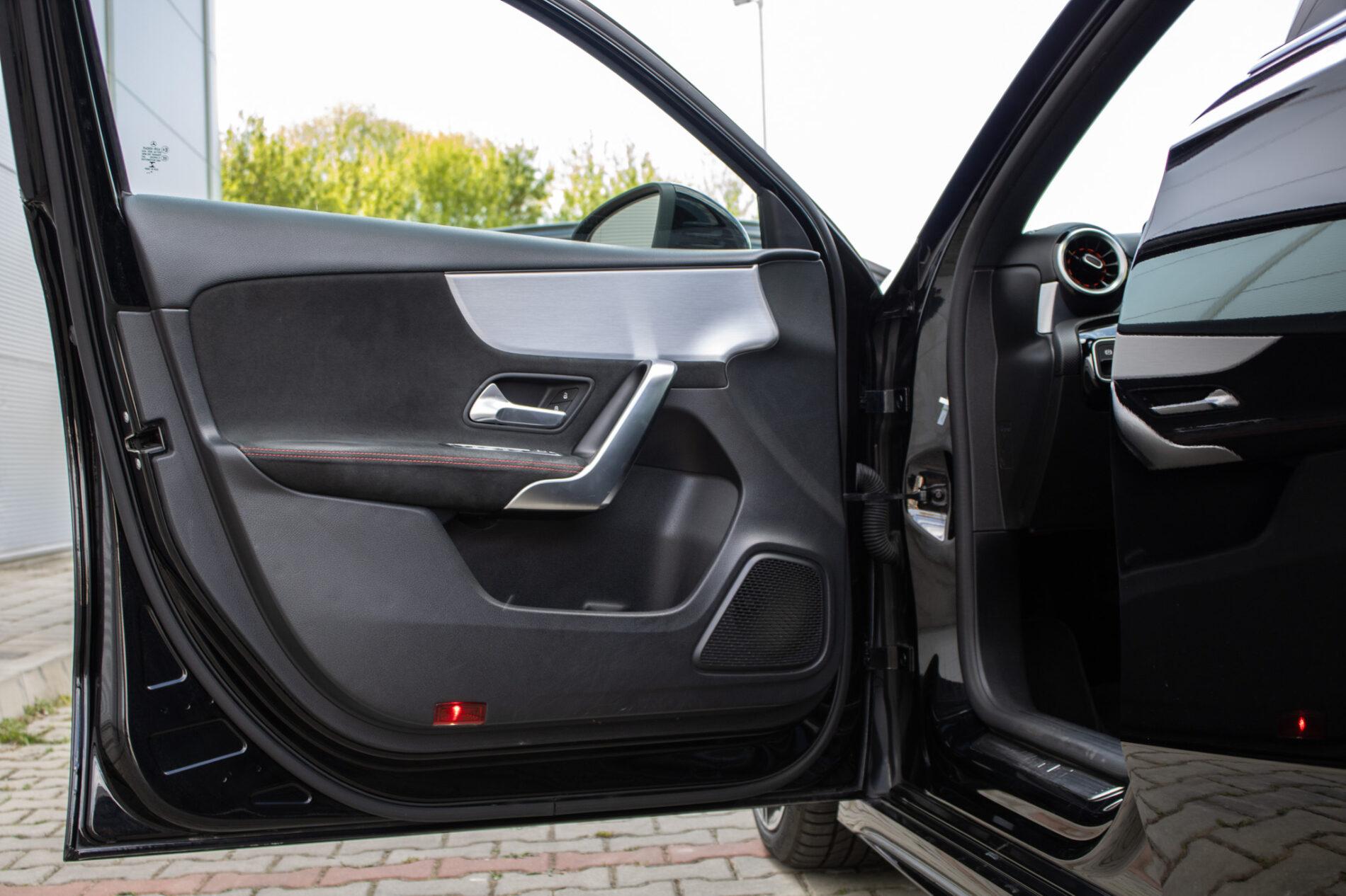 2019 Mercedes-Benz A 35 AMG, čierna sedan, 60 541 km