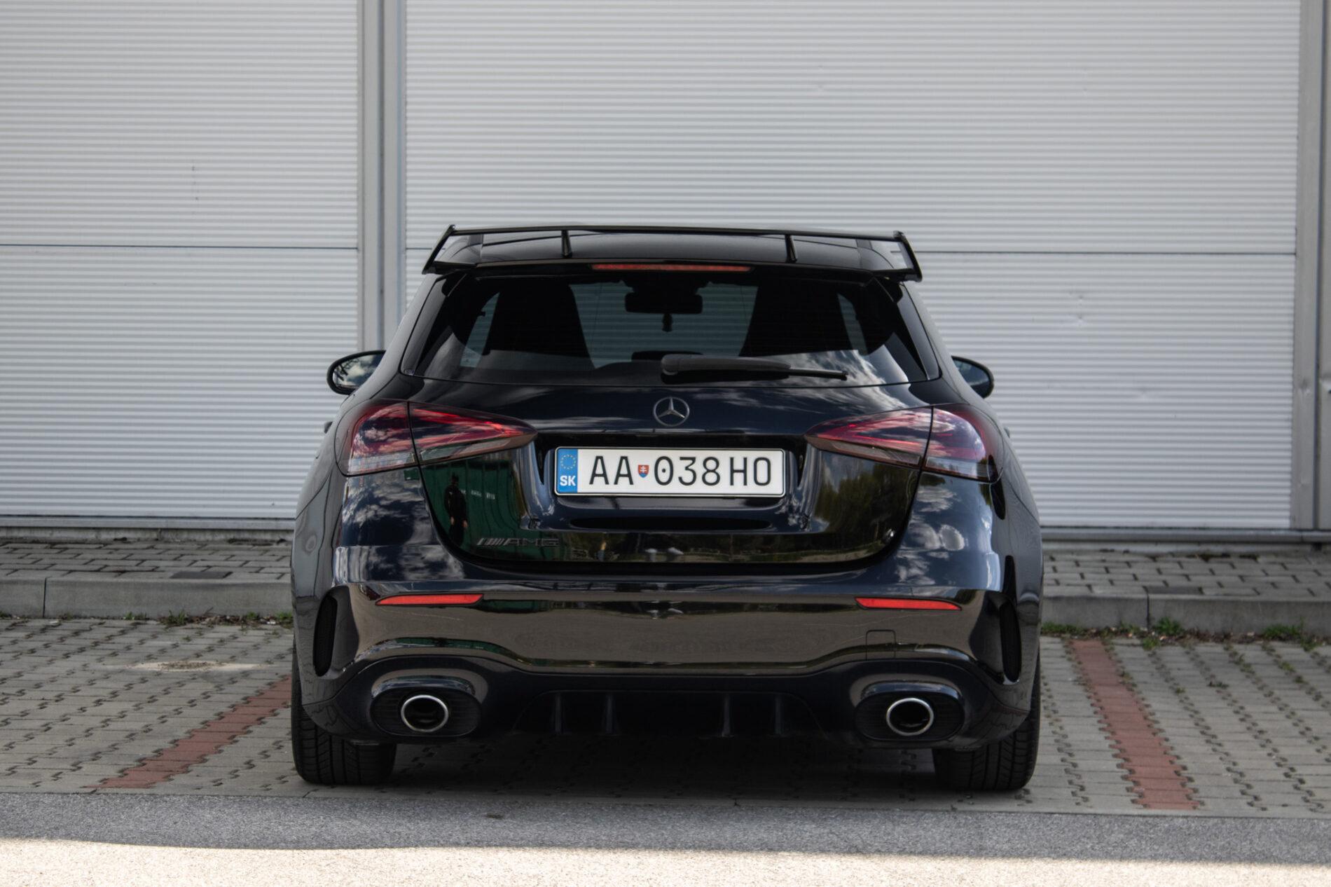 2019 Mercedes-Benz A 35 AMG, čierna sedan, 60 541 km