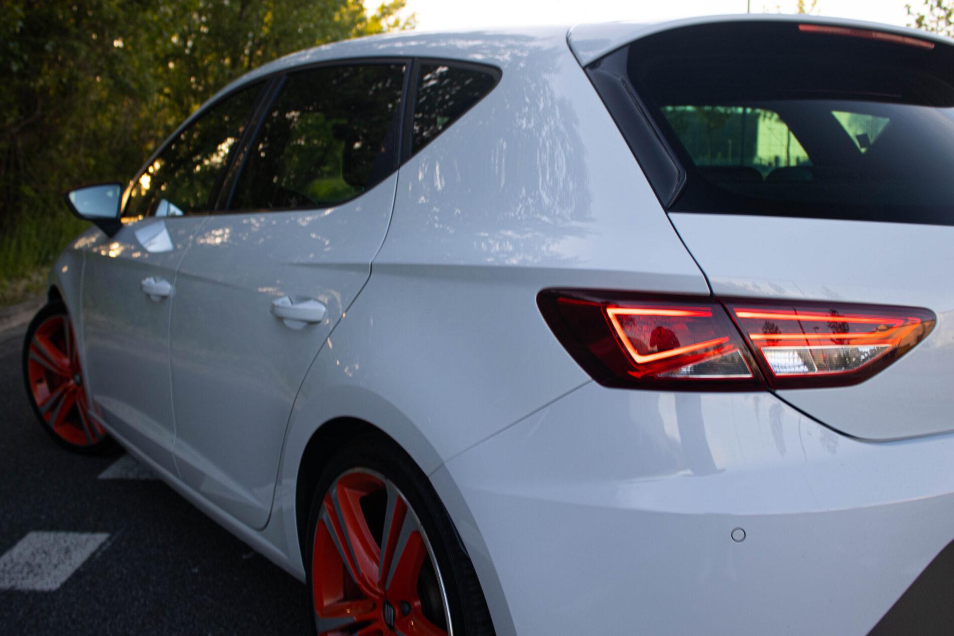 2016 Seat Leon Cupra, biela hatchback, 230 789 km