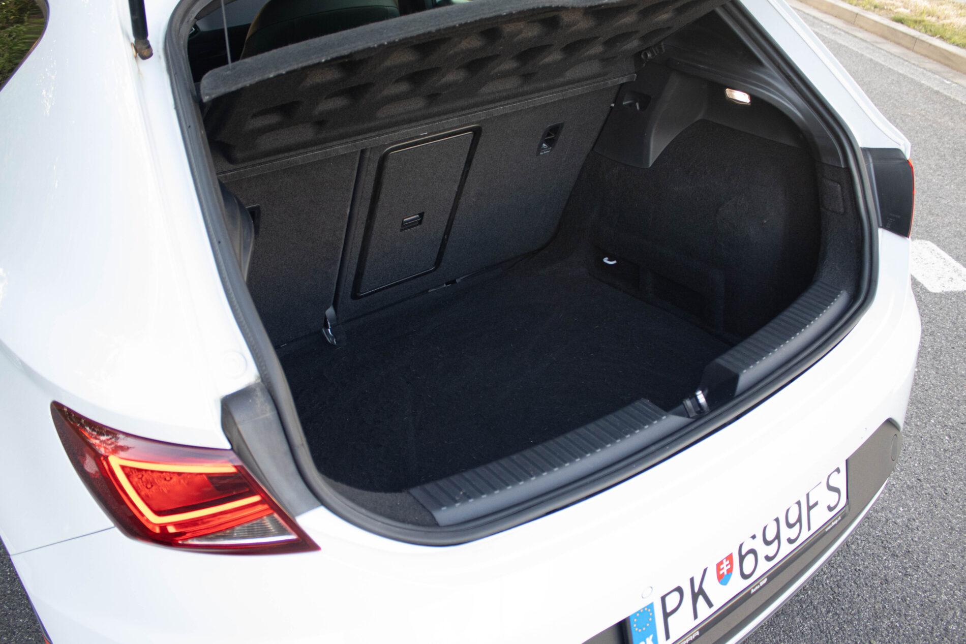 2016 Seat Leon Cupra, biela hatchback, 230 789 km