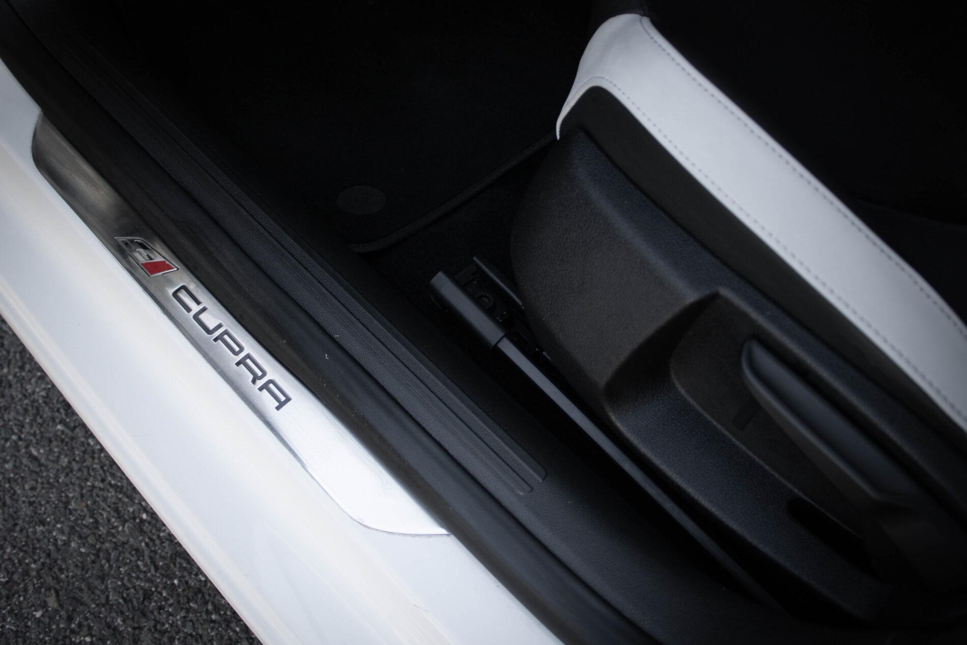 2016 Seat Leon Cupra, biela hatchback, 230 789 km