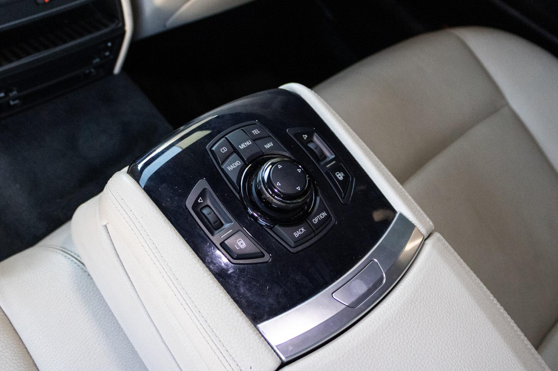 2009 BMW 740i, čierna sedan, 350 675 km