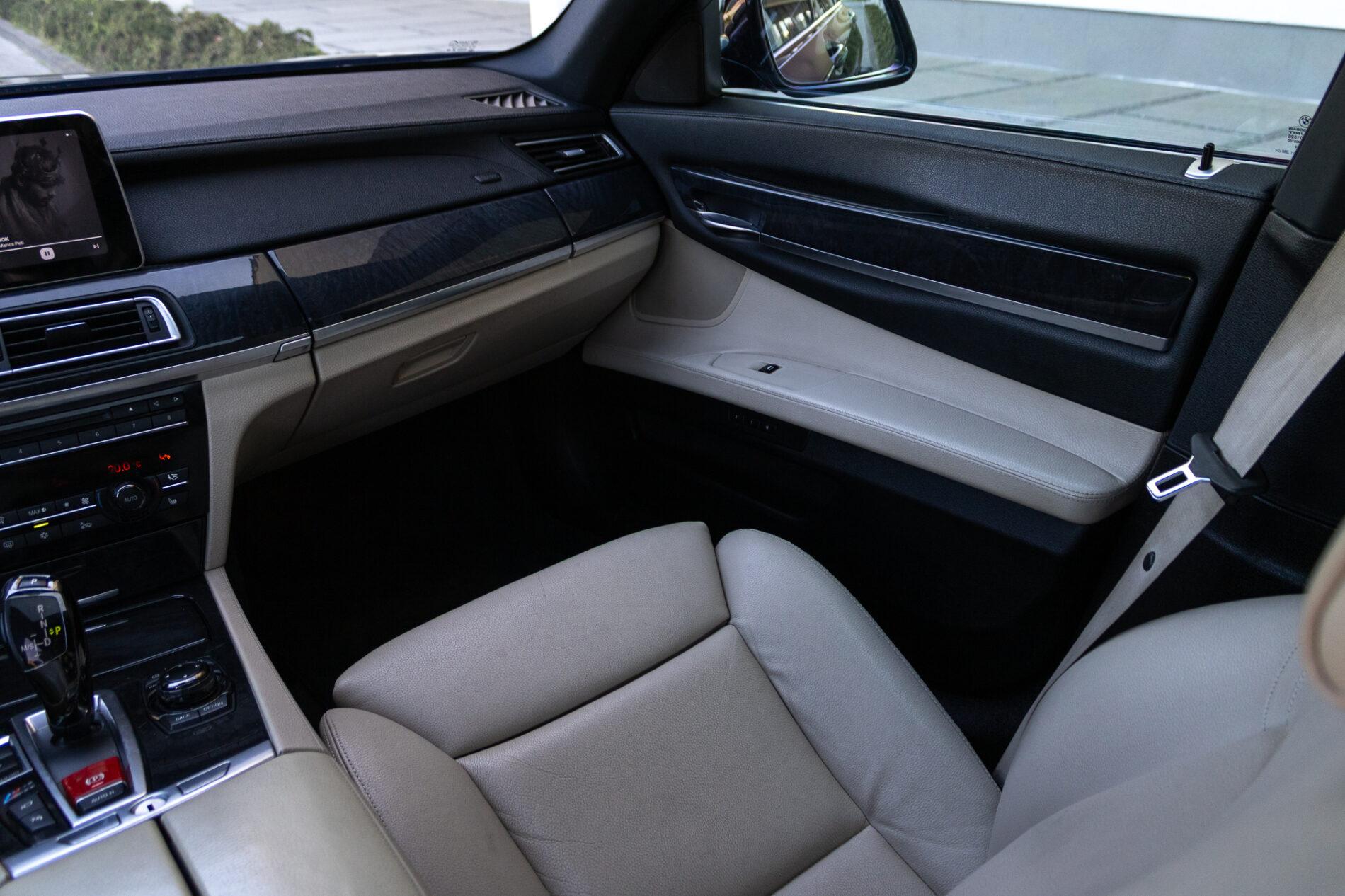 2009 BMW 740i, čierna sedan, 350 675 km
