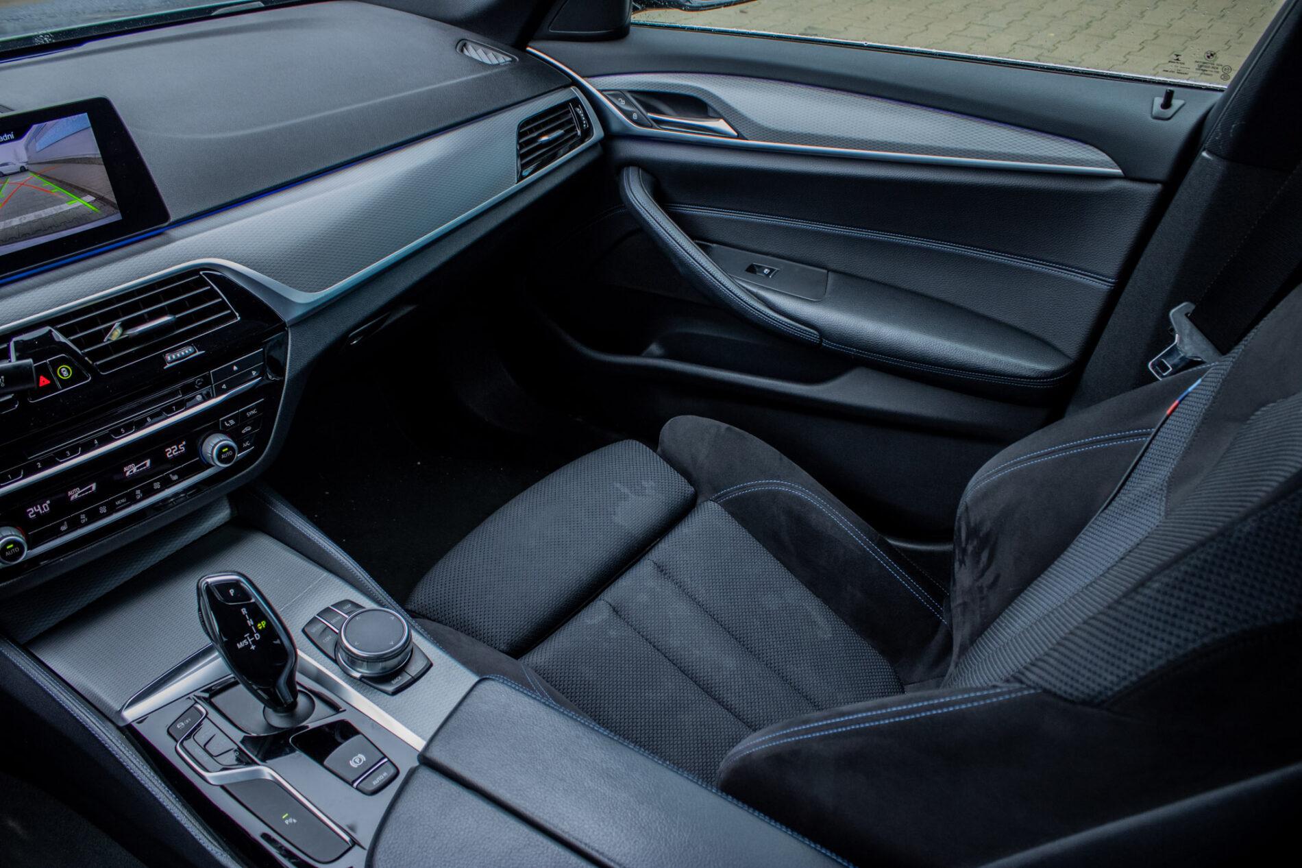 2017 BMW 530d, sivá sedan, 236 225 km