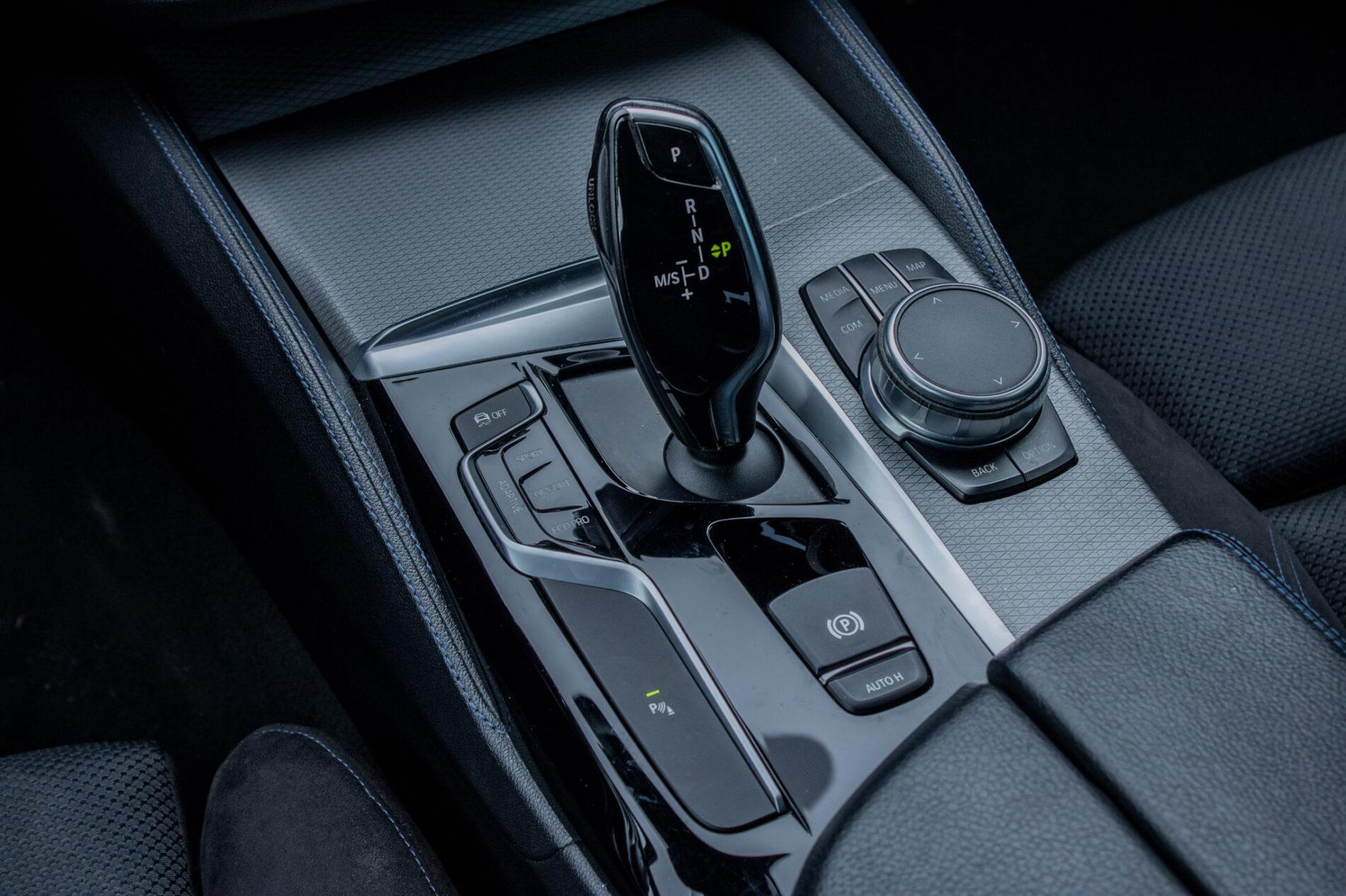 2017 BMW 530d, sivá sedan, 236 225 km