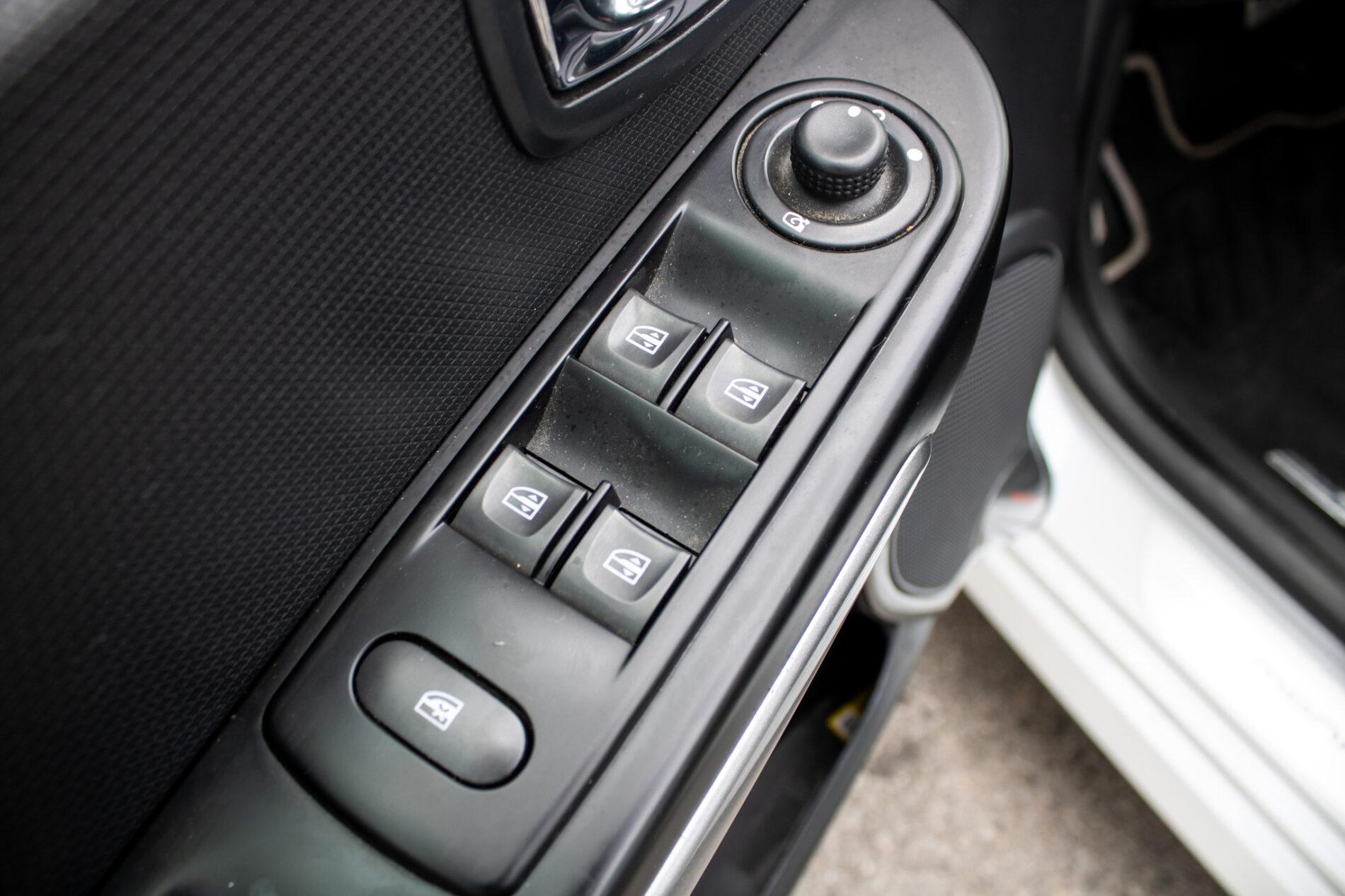 2015 Renault Clio RS, biela hatchback, 152 444 km