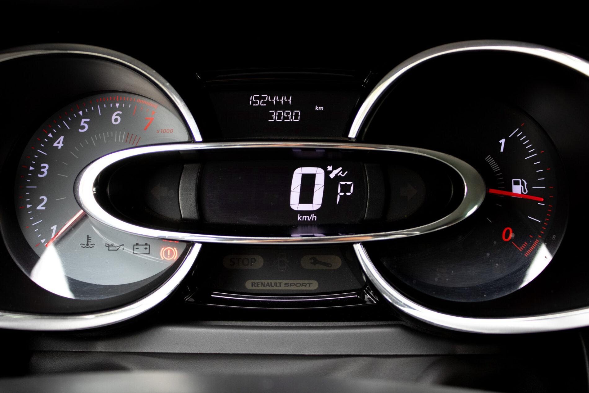 2015 Renault Clio RS, biela hatchback, 152 444 km
