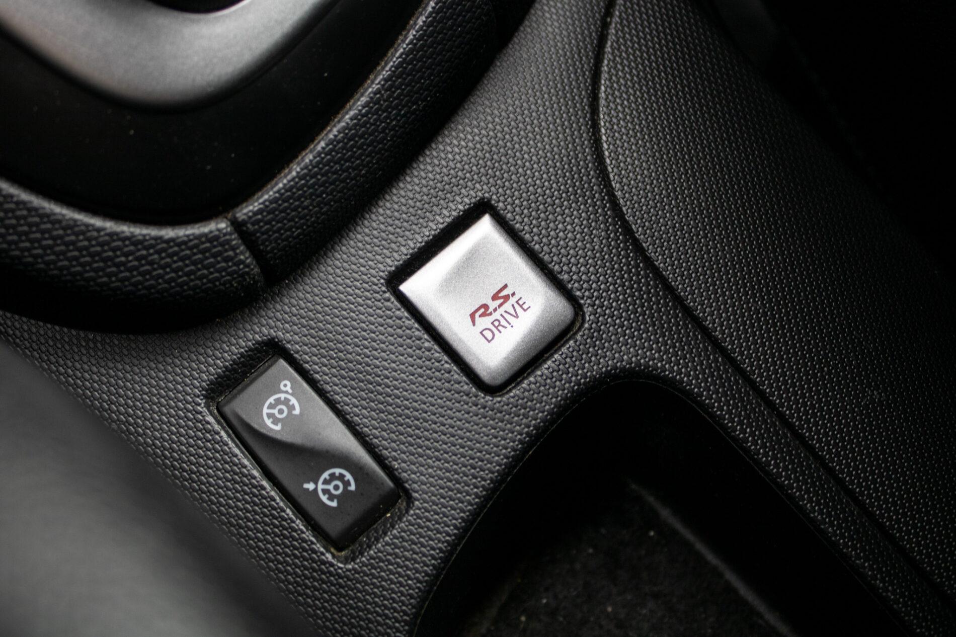 2015 Renault Clio RS, biela hatchback, 152 444 km