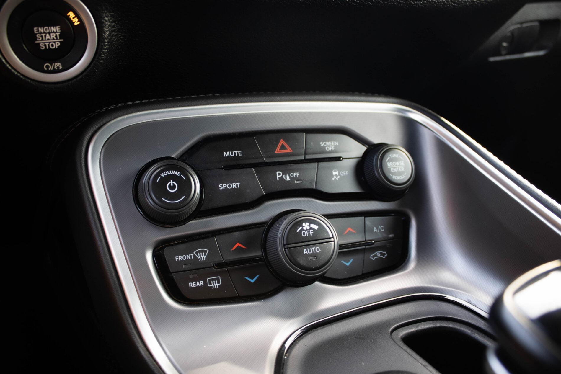 2019 Dodge Challenger, biela kupé, 85 128 km