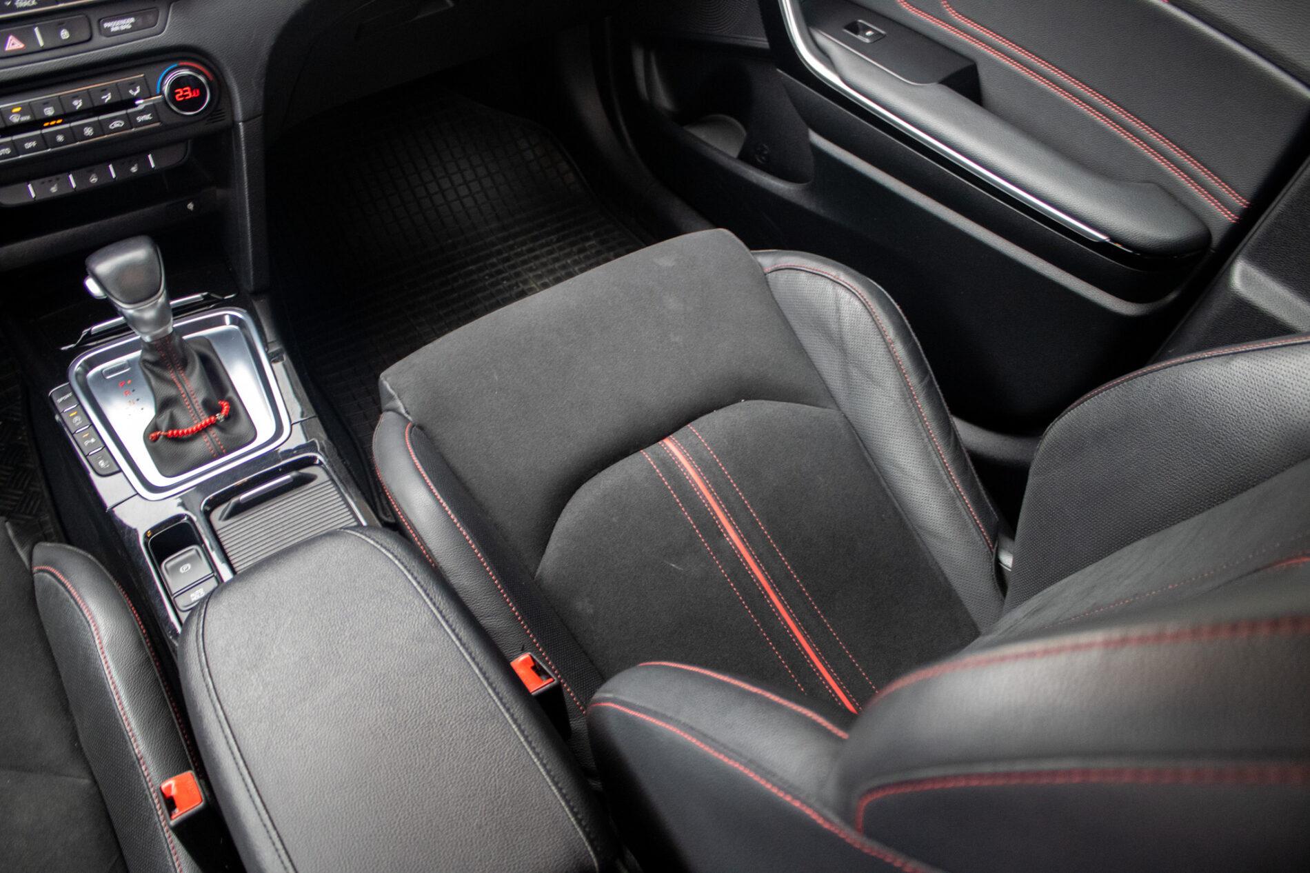 2019 Kia ProCeed GT, biela kombi, 35 892 km