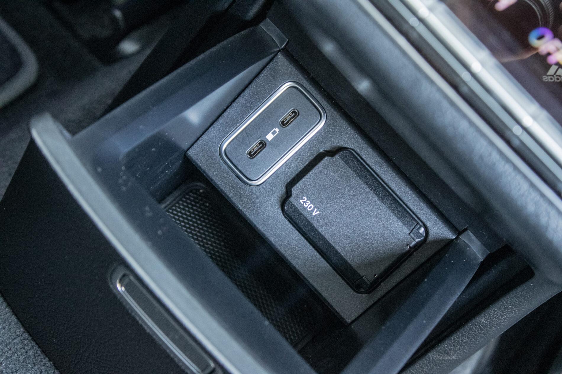 2020 Mercedes-Benz GLS 400d, sivá suv, 126 364 km