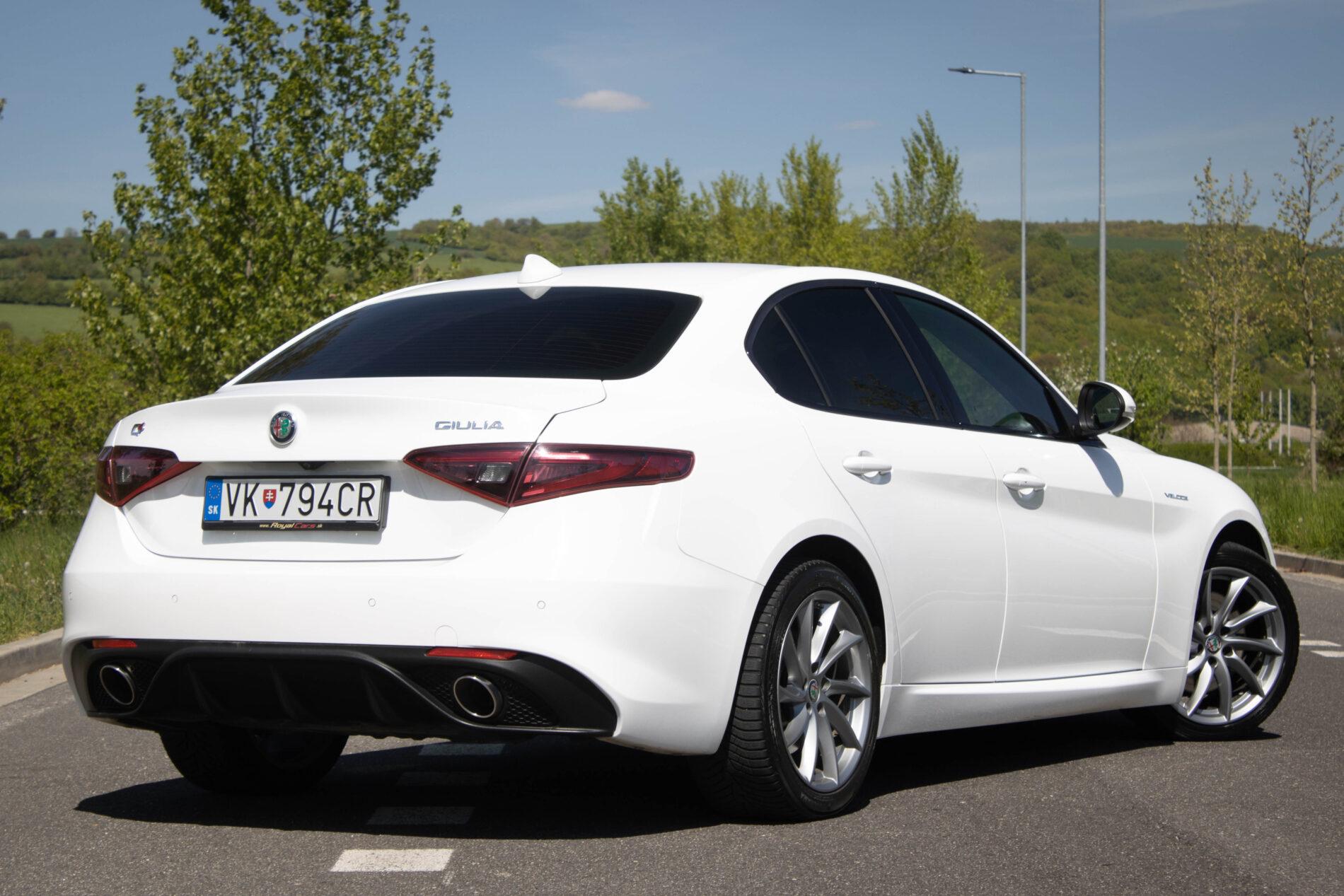 2017 Alfa Romeo Giulia, biela sedan, 233 000 km
