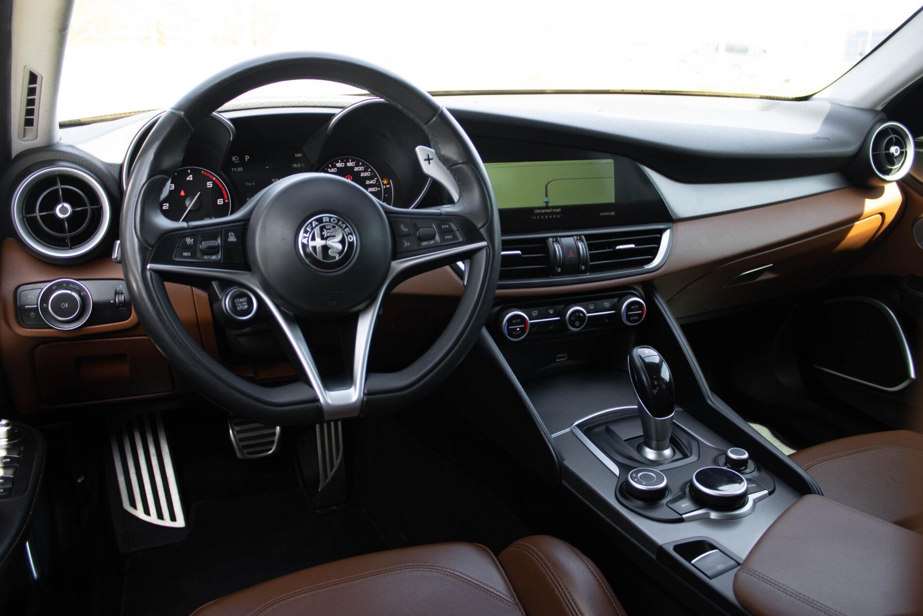2017 Alfa Romeo Giulia, biela sedan, 233 000 km